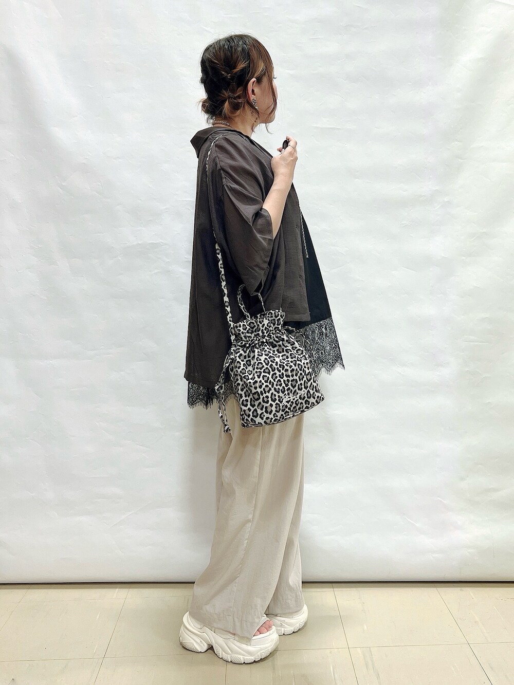 グレー系のシャツ/ブラウス、ブラック系のTシャツ/カットソー、ベージュ系のその他パンツを着用したレディースの夏コーディネートの2枚目の写真
