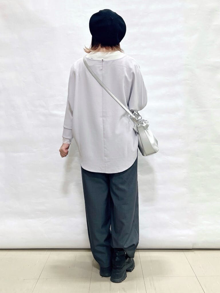 グレー系のシャツ/ブラウス、ホワイト系のTシャツ/カットソー、グレー系のその他パンツを着用したレディースの春コーディネートの3枚目の写真