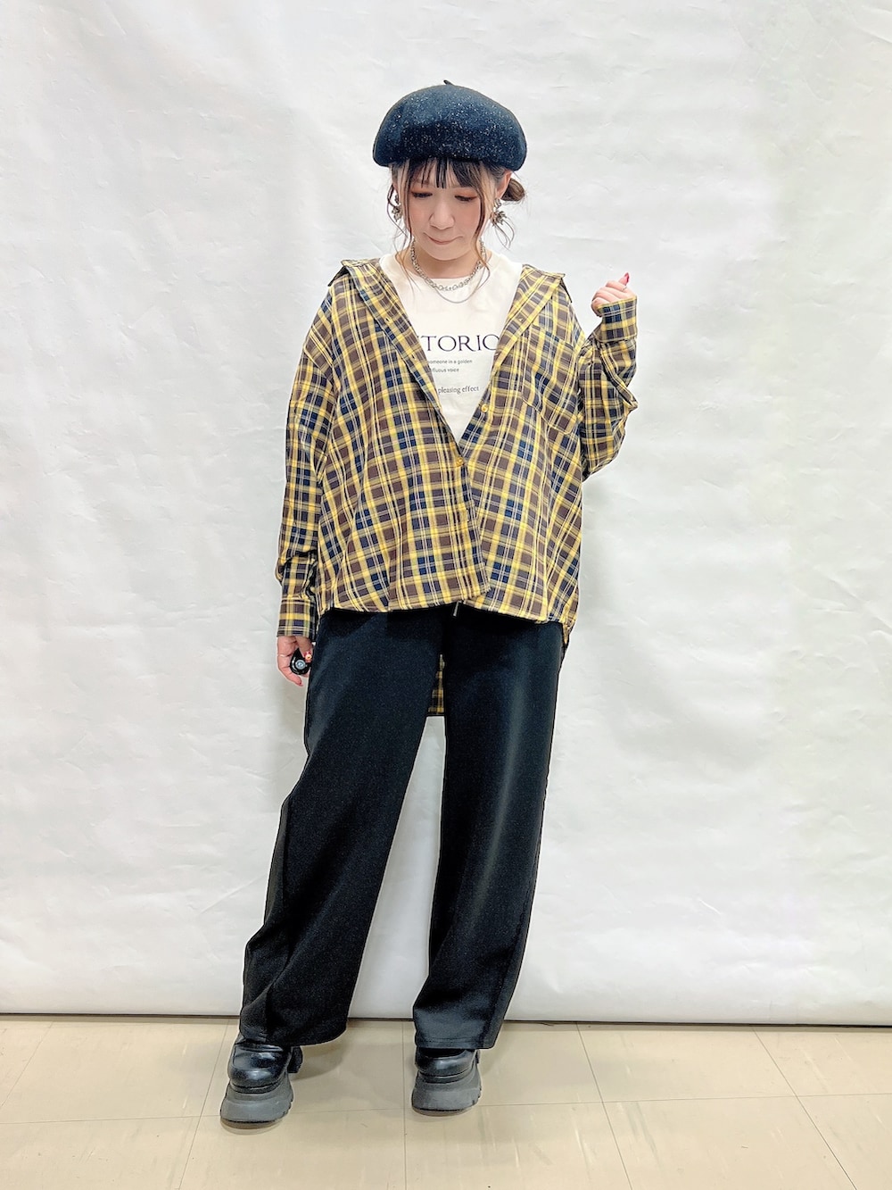 イエロー系のシャツ/ブラウス、ホワイト系のTシャツ/カットソー、ブラック系のその他パンツを着用したレディースの秋コーディネートの5枚目の写真