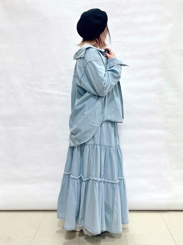 ブルー系のシャツ/ブラウス、ホワイト系のTシャツ/カットソー、ブルー系のデニムスカートを着用したレディースの春コーディネートの2枚目の写真