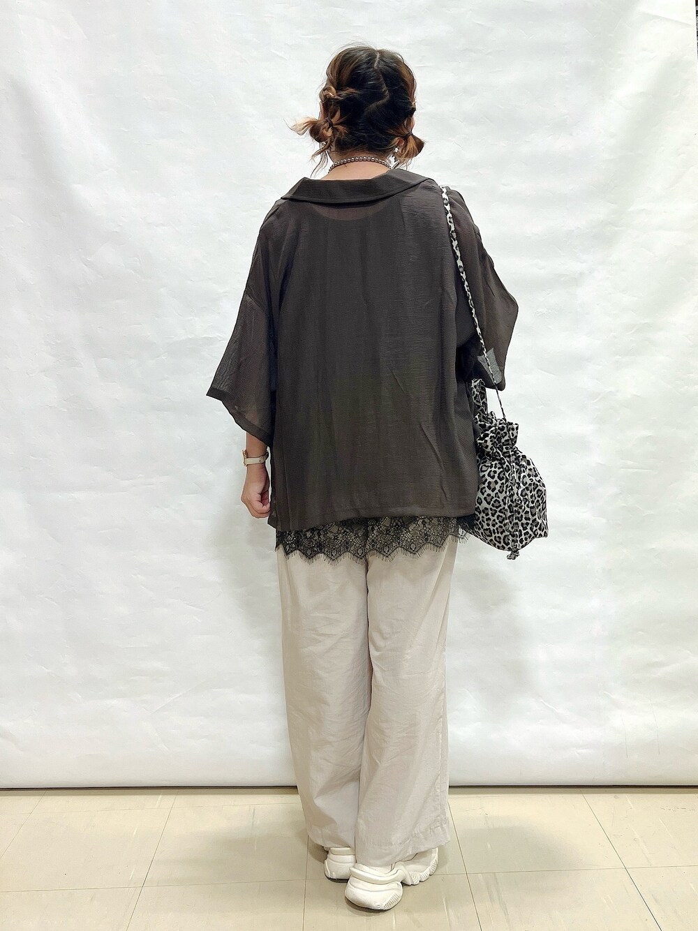 グレー系のシャツ/ブラウス、ブラック系のTシャツ/カットソー、ベージュ系のその他パンツを着用したレディースの夏コーディネートの3枚目の写真
