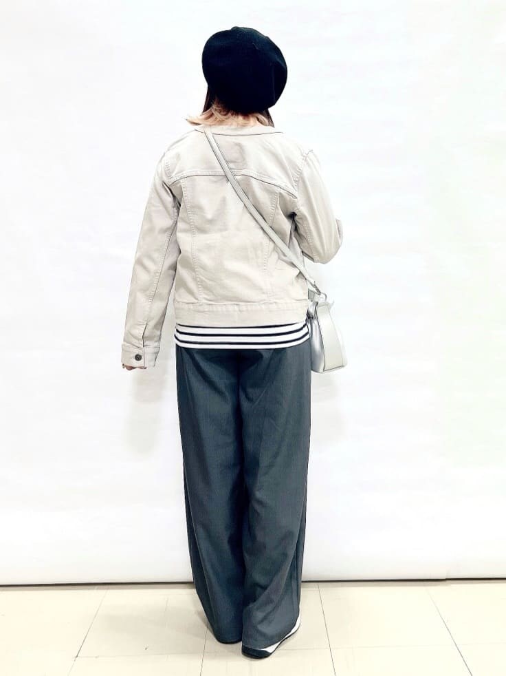 グレー系のデニムジャケット、ブルー系のTシャツ/カットソー、グレー系のその他パンツを着用したレディースの春コーディネートの3枚目の写真