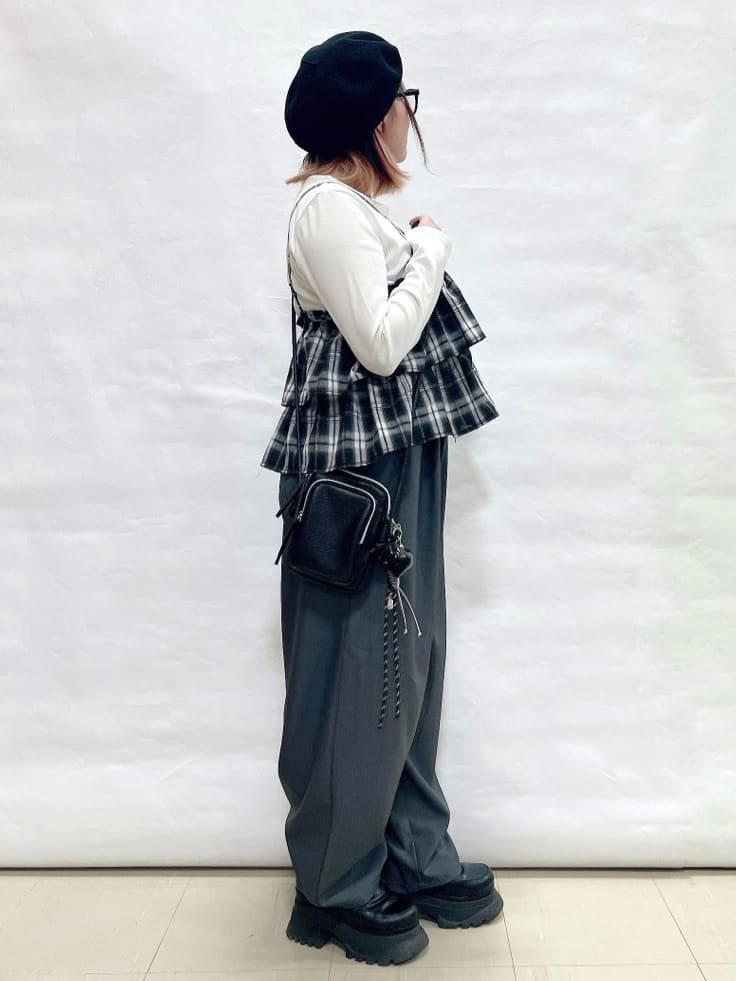 グレー系のその他パンツ、ブラック系のショルダーバッグ、ブラック系のハンチング/ベレー帽を着用したレディースの春コーディネートの2枚目の写真