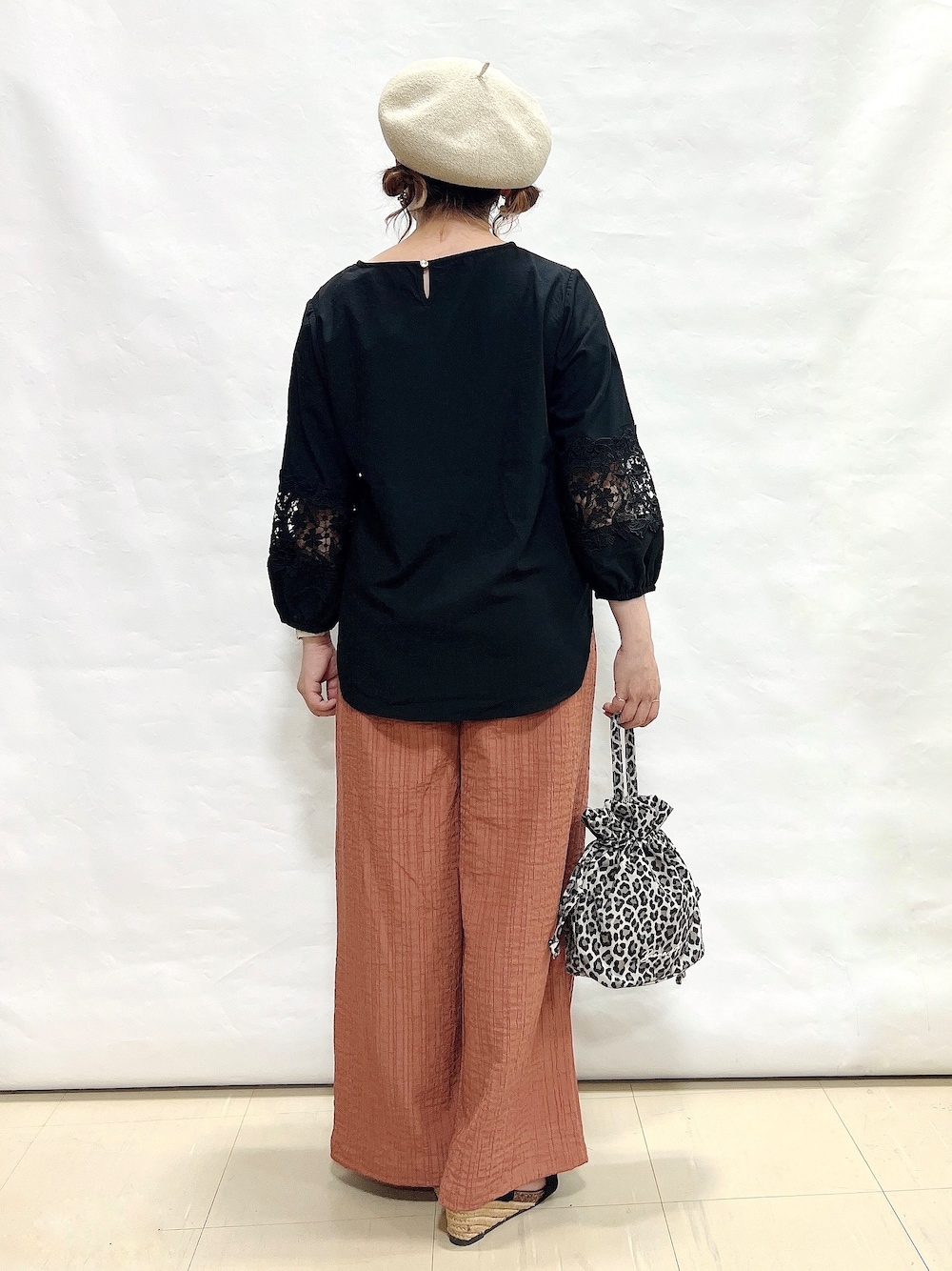 ブラック系のシャツ/ブラウス、オレンジ系のその他パンツ、ブラック系のサンダルを着用したレディースの夏コーディネートの3枚目の写真