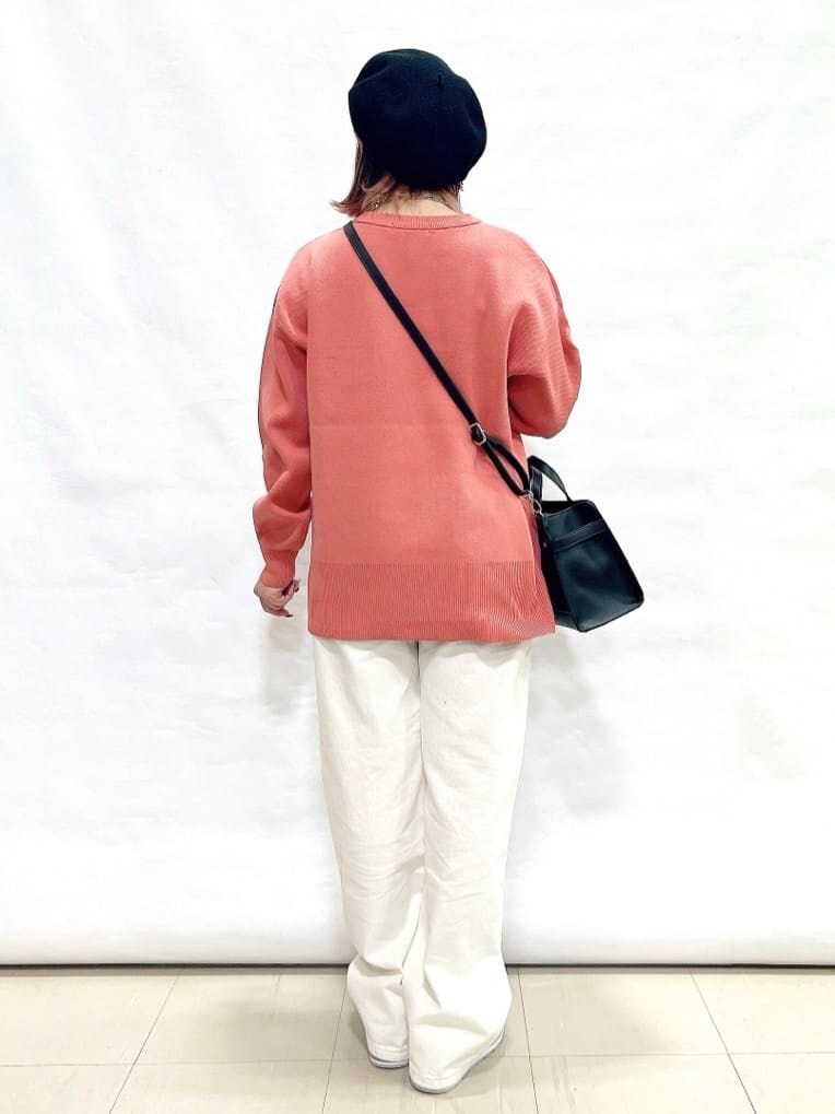 ピンク系のニット/セーター、ホワイト系のデニムパンツ、ホワイト系のスニーカーを着用したレディースの冬コーディネートの3枚目の写真