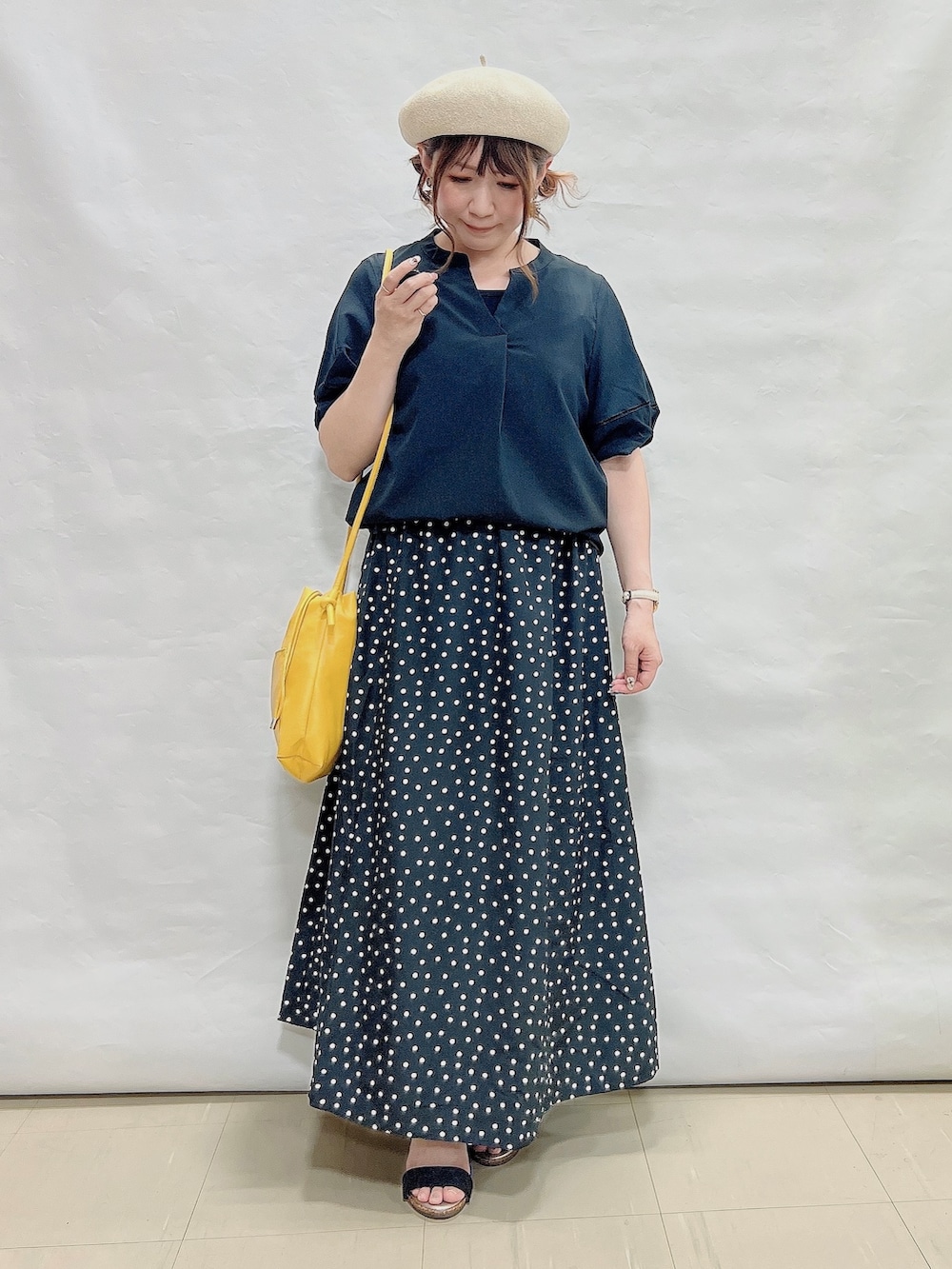 ブラック系のシャツ/ブラウス、ブラック系のスカート、ブラック系のサンダルを着用したレディースの夏コーディネートの4枚目の写真