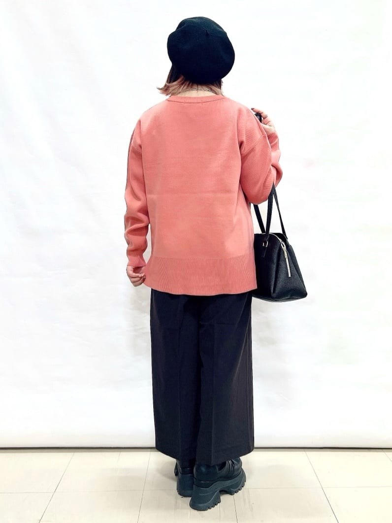ピンク系のニット/セーター、ブラウン系のその他パンツ、ブラック系のショルダーバッグを着用したレディースの冬コーディネートの3枚目の写真