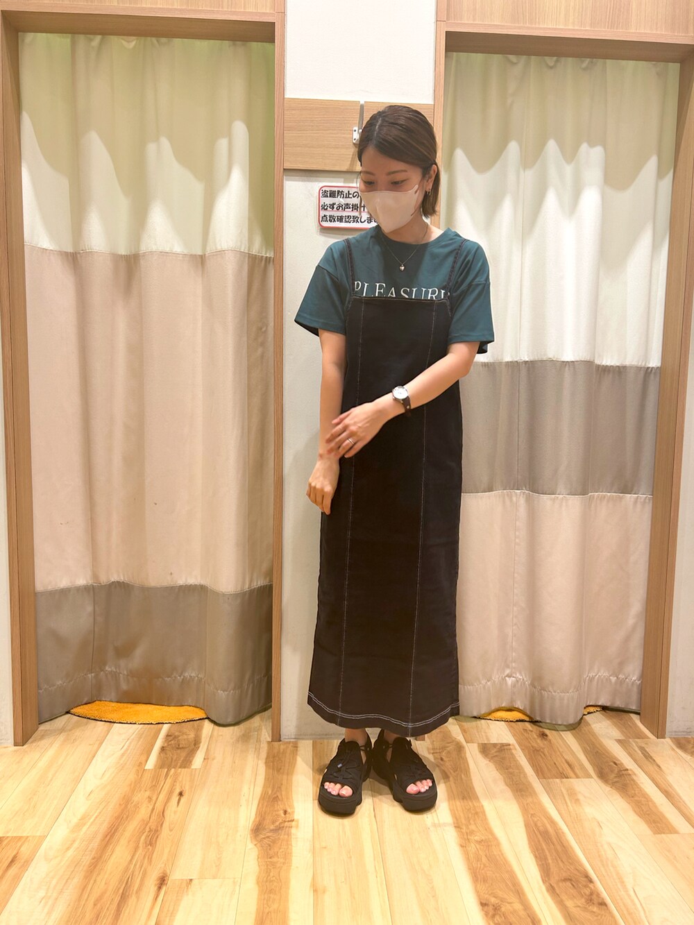 グリーン系のTシャツ/カットソー、ブラック系のワンピースを着用したレディースの夏コーディネートの2枚目の写真