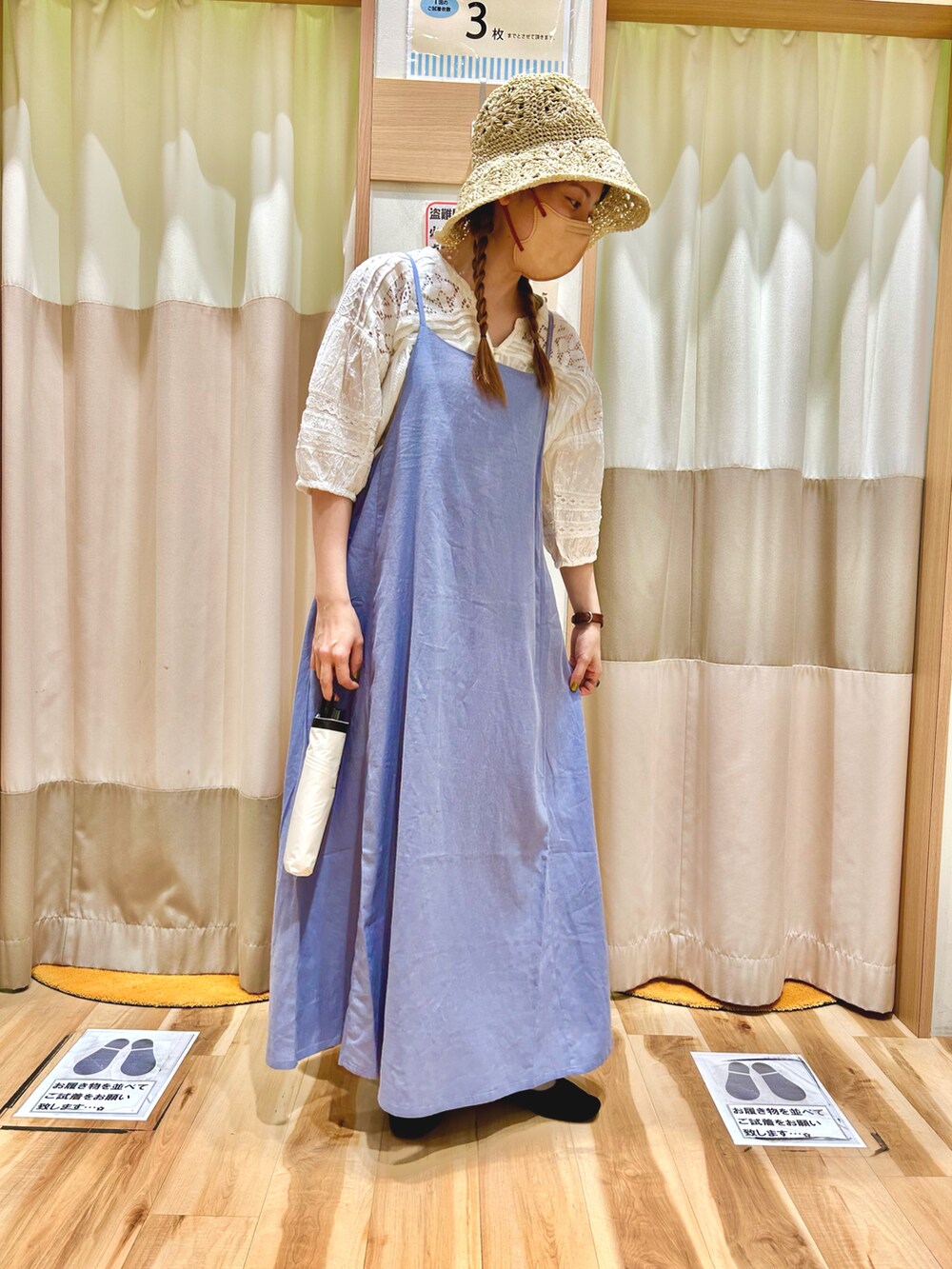 ブルー系のワンピース、ホワイト系のシャツ/ブラウス、ホワイト系のハットを着用したレディースの春コーディネートの2枚目の写真