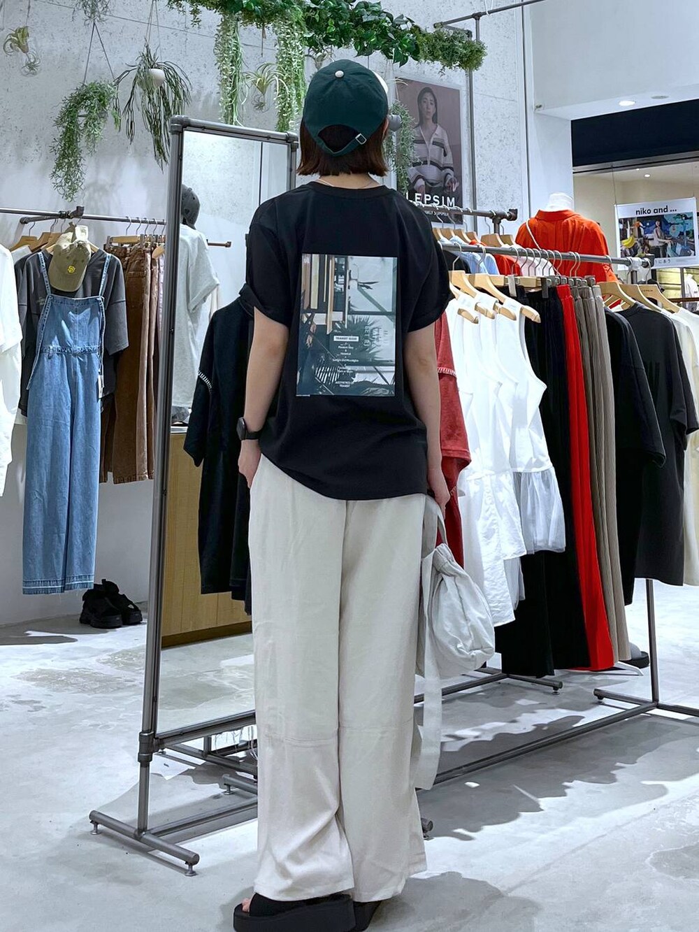 ブラック系のサンダル、ホワイト系のその他パンツ、グレー系のショルダーバッグを着用したレディースの春コーディネートの4枚目の写真