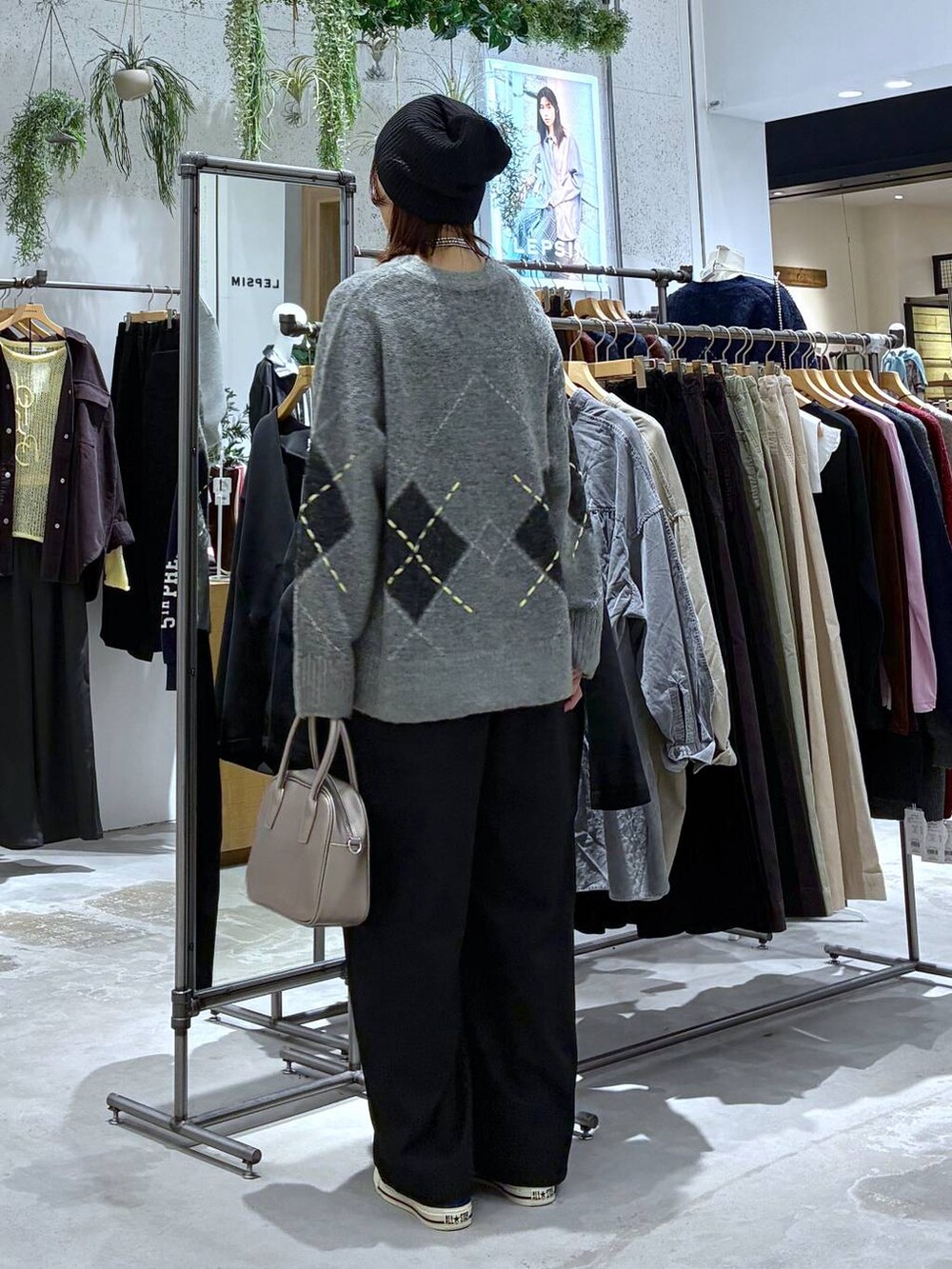 ブラック系のキャミソール、ブラック系のその他パンツ、ブルー系のスニーカーを着用したレディースの秋コーディネートの3枚目の写真