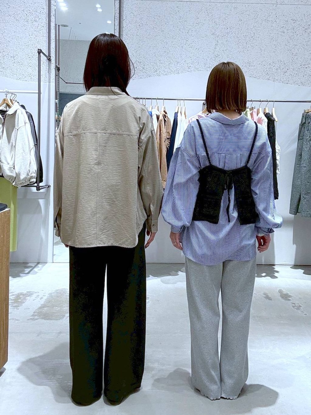 ブラック系のTシャツ/カットソー、ベージュ系のシャツ/ブラウス、ブルー系のシャツ/ブラウスを着用したレディースの冬コーディネートの3枚目の写真