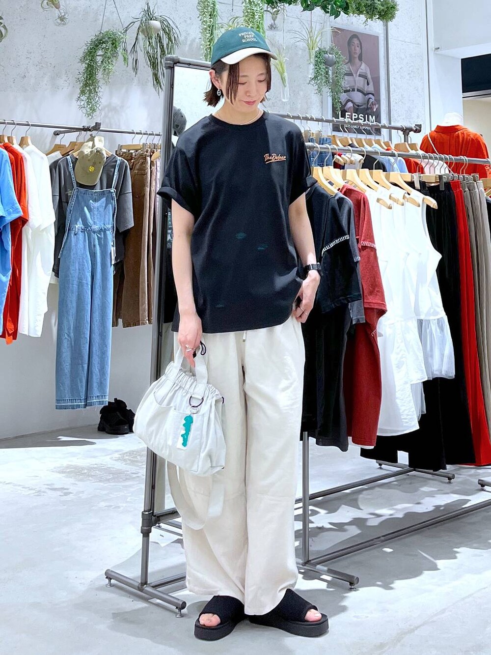 ブラック系のサンダル、ホワイト系のその他パンツ、グレー系のショルダーバッグを着用したレディースの春コーディネートの2枚目の写真