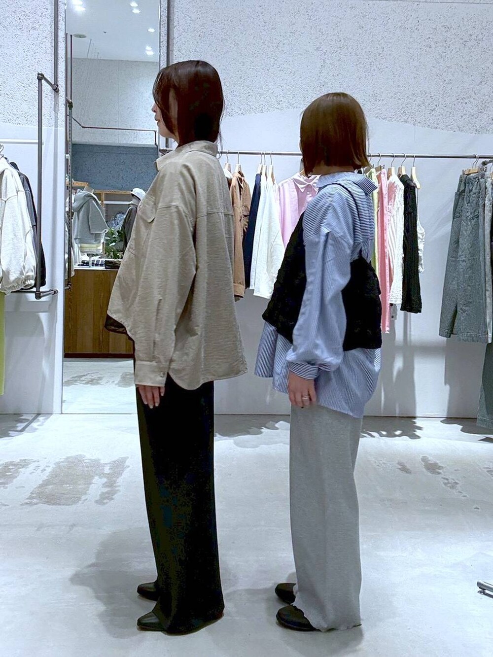 ブラック系のTシャツ/カットソー、ベージュ系のシャツ/ブラウス、ブルー系のシャツ/ブラウスを着用したレディースの冬コーディネートの4枚目の写真