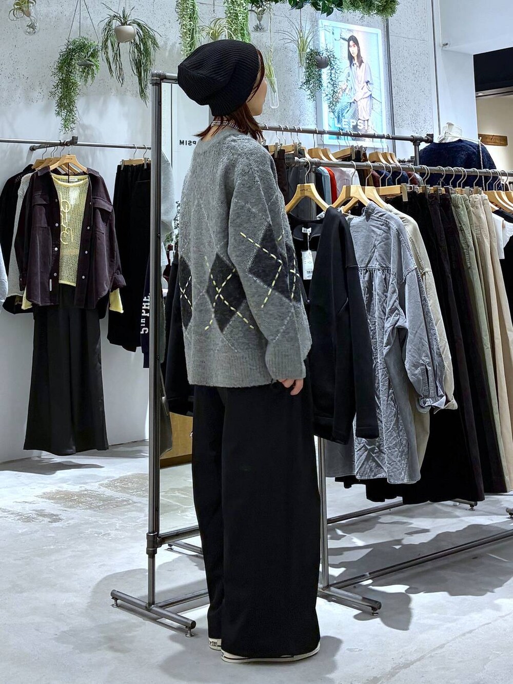 ブラック系のキャミソール、ブラック系のその他パンツ、ブルー系のスニーカーを着用したレディースの秋コーディネートの4枚目の写真