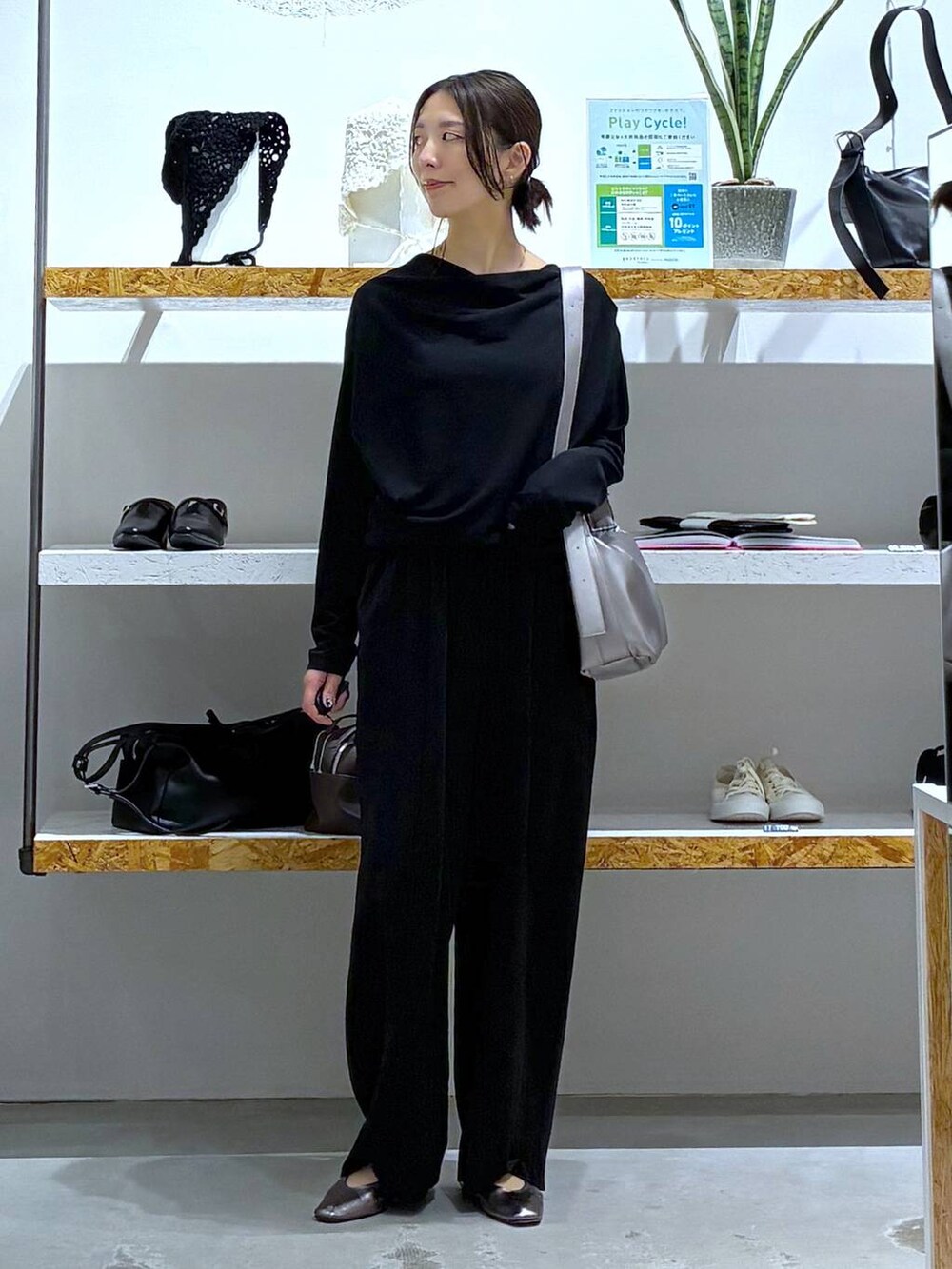 その他のショルダーバッグ、ブラック系のその他パンツ、その他のパンプスを着用したレディースの春コーディネートの2枚目の写真