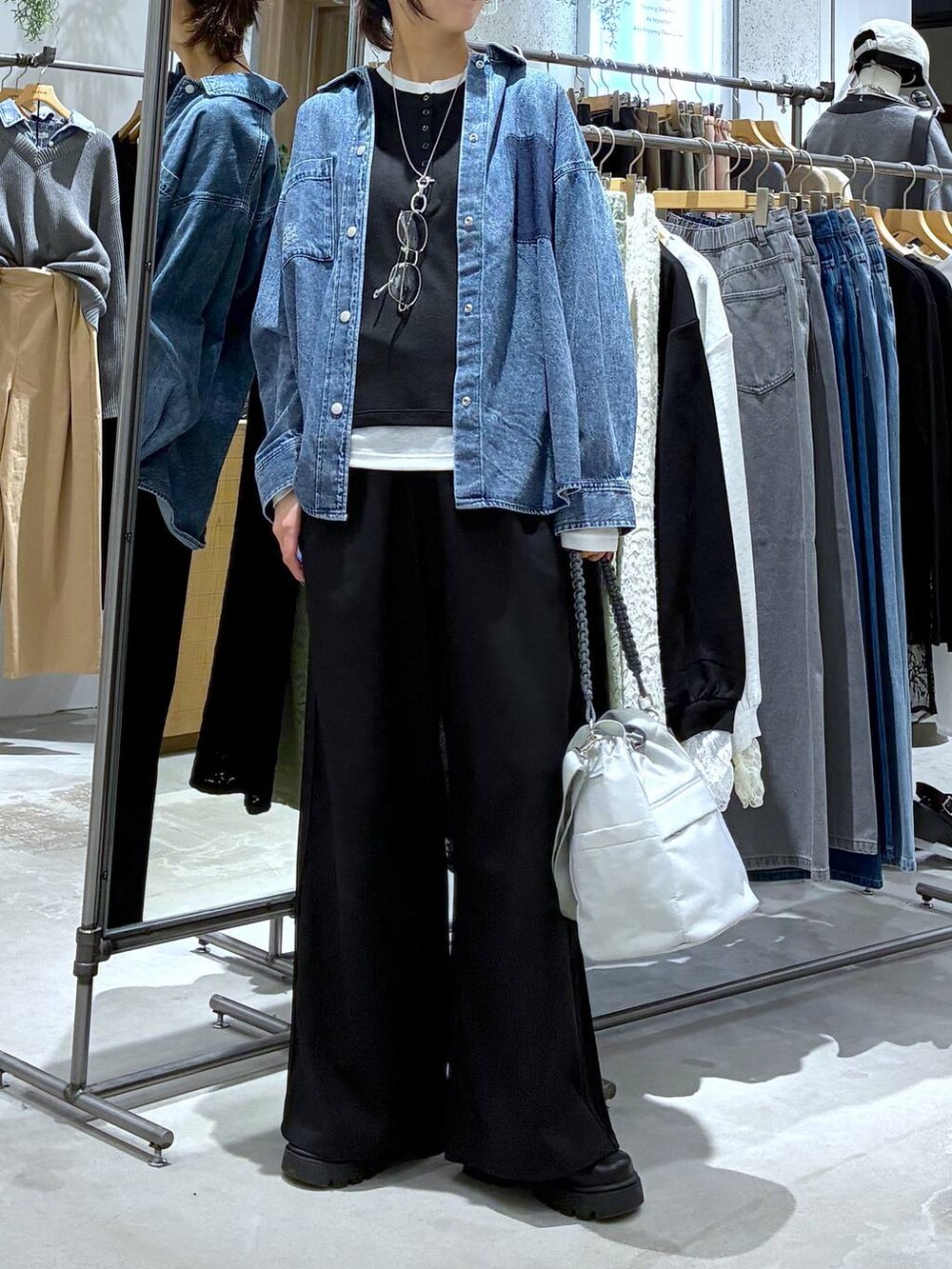 ブラック系のTシャツ/カットソー、ブルー系のシャツ/ブラウス、ブラック系のその他パンツを着用したレディースの冬コーディネートの2枚目の写真