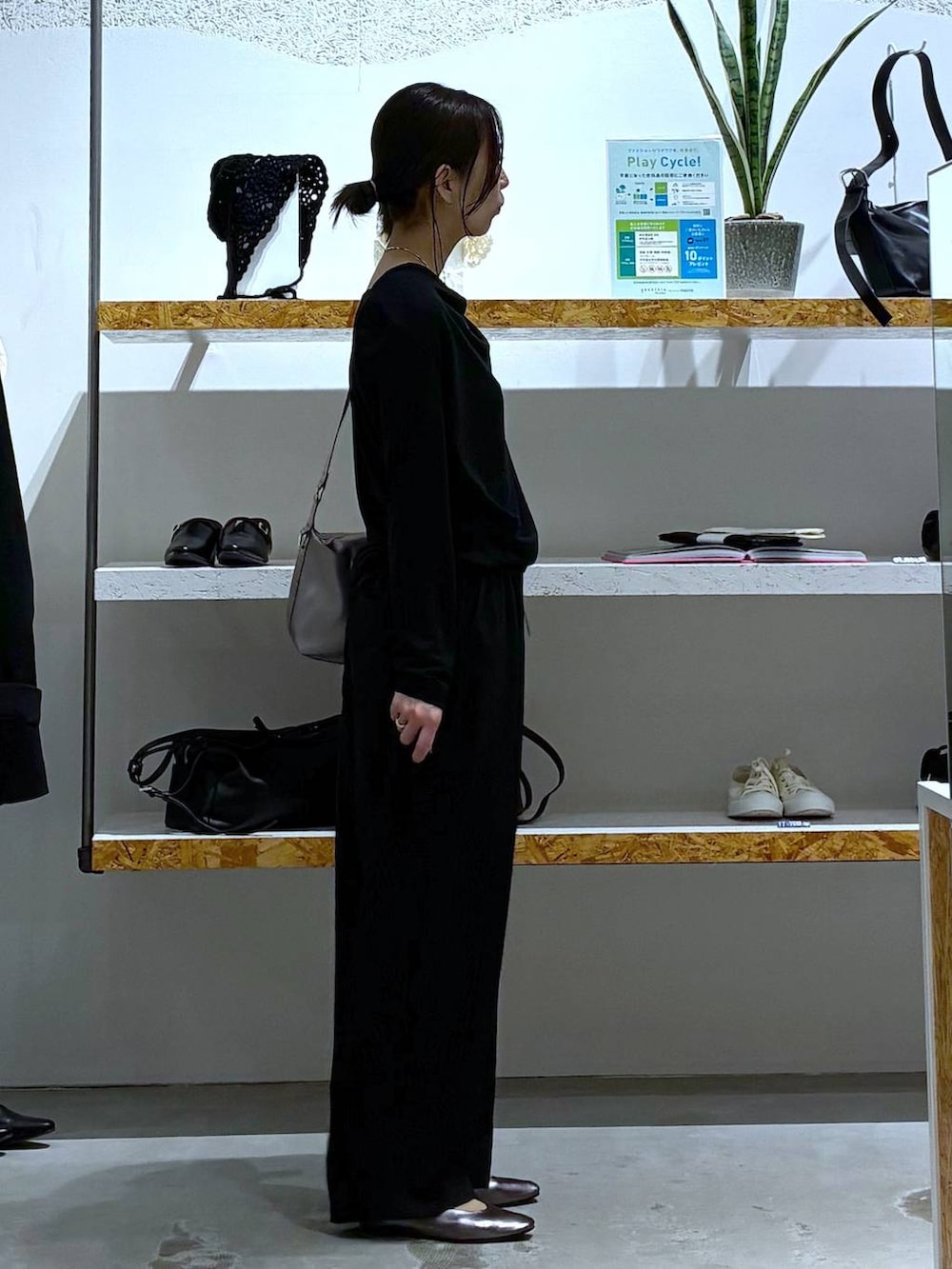 その他のショルダーバッグ、ブラック系のその他パンツ、その他のパンプスを着用したレディースの春コーディネートの3枚目の写真