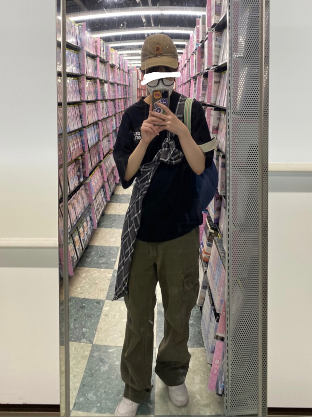 グレー系のシャツ/ブラウス、ブラック系のTシャツ/カットソー、グリーン系のカーゴパンツを着用したレディースの春コーディネートの2枚目の写真