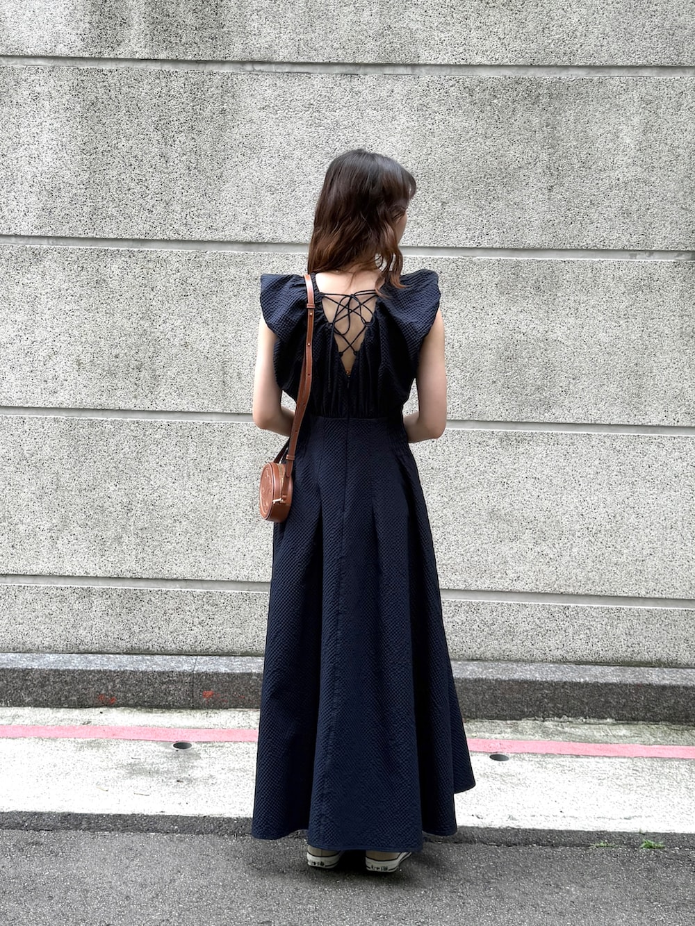 ブルー系のワンピース/ドレスを着用したレディースの秋コーディネートの3枚目の写真