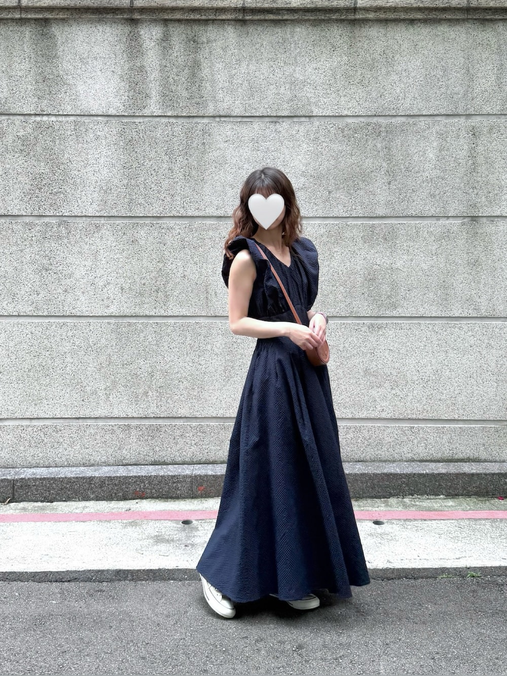 ブルー系のワンピース/ドレスを着用したレディースの秋コーディネートの2枚目の写真