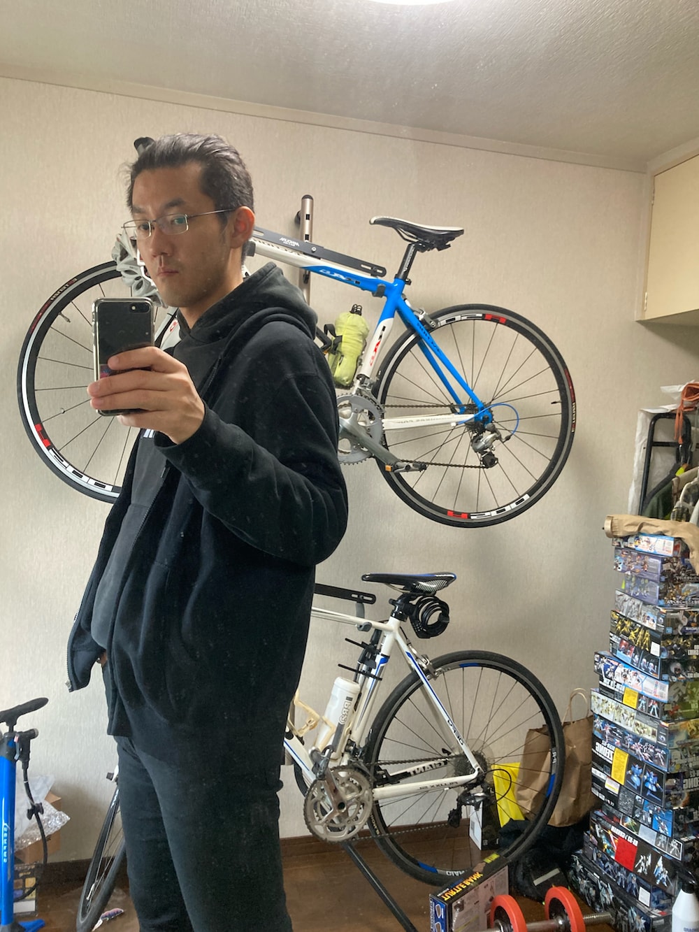 ブラック系のデニムパンツ、ブラック系のパーカー、ブラック系のパーカーを着用したメンズの秋コーディネートの2枚目の写真