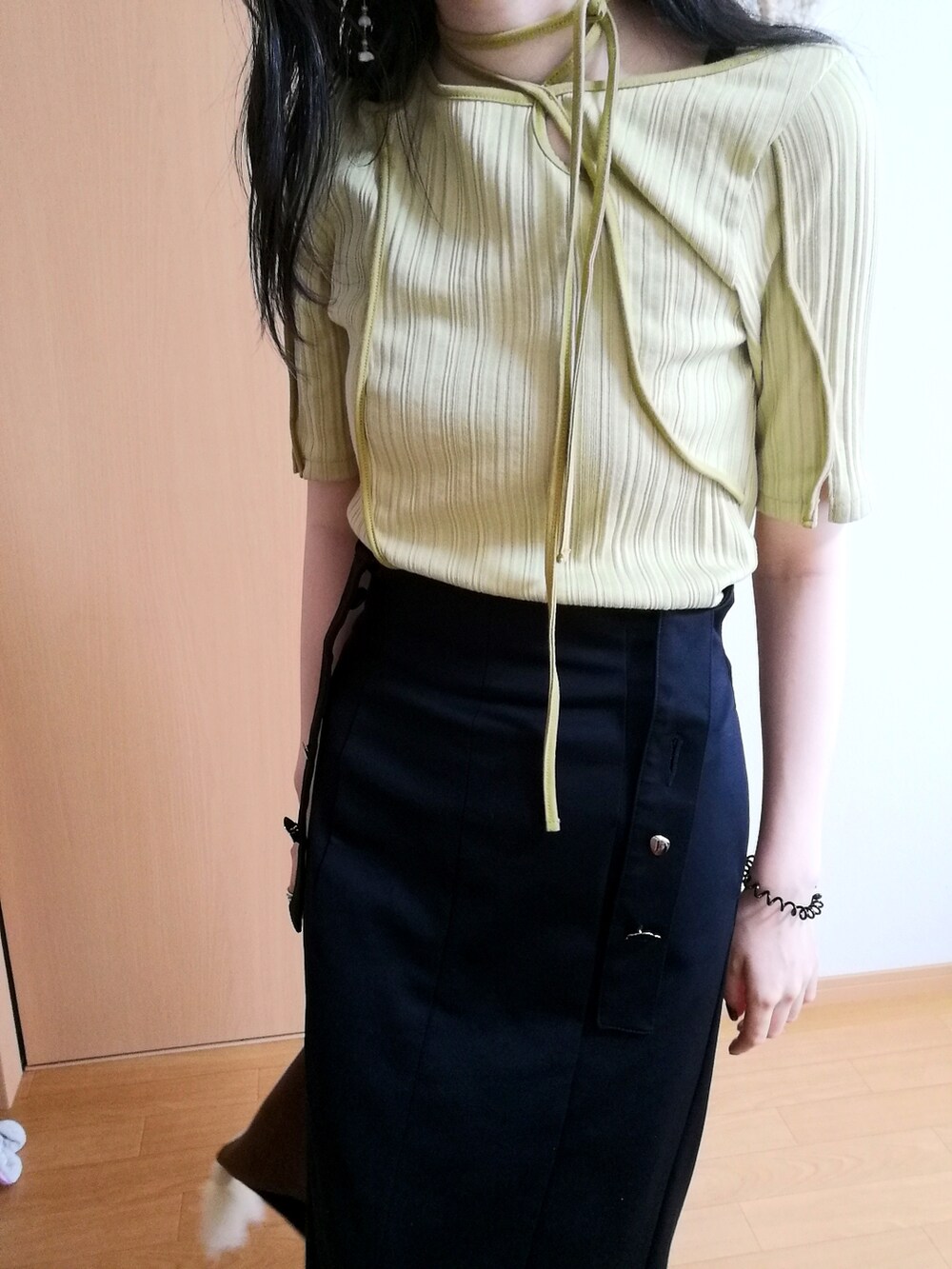 ホワイト系のサンダル、グリーン系のTシャツ/カットソー、ブラック系のワンピースを着用したレディースの夏コーディネートの3枚目の写真