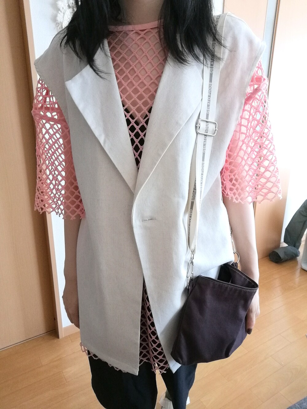 ピンク系のTシャツ/カットソー、ブラック系のパンツ、ホワイト系のサンダルを着用したレディースの夏コーディネートの2枚目の写真