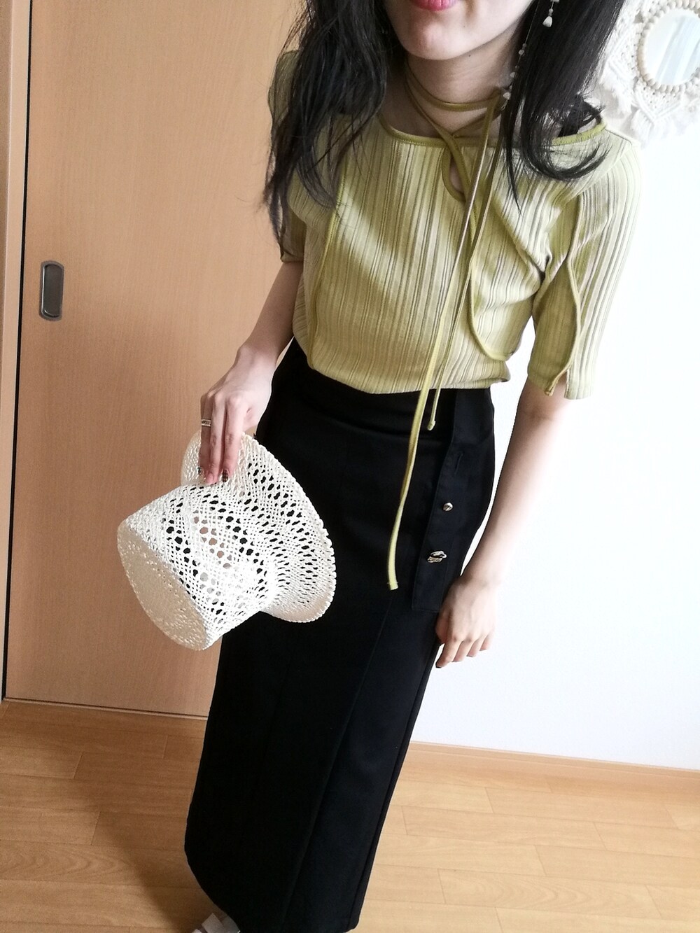 ホワイト系のサンダル、グリーン系のTシャツ/カットソー、ブラック系のワンピースを着用したレディースの夏コーディネートの2枚目の写真