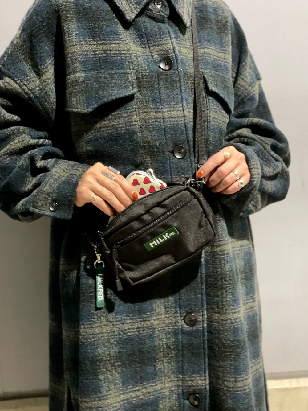 「アメカジコーデ、シャツワンピース、スタジャン、ビッグシルエット、秋冬コーデ、ワラビー、チェック、MILKFED.、メンズライク、低身長コーデ」｜「ClarksのCLARKS/クラークス　Wallabee GTX ワラビー　レディース　ゴアテックス（スニーカー、ベージュ系）」を使った、yamaayuさん（レディース・151cm）の秋コーディネートの4枚目の写真