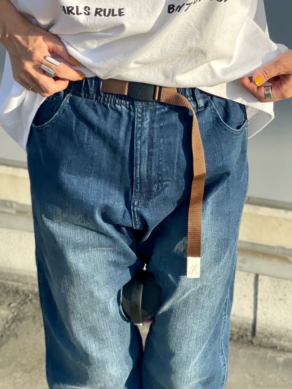 「デニム、アメカジ、キャップ、メンズライク、バギーパンツ、低身長、白Tシャツ、ラクチンコーデ、ワイドデニム、真夏のアクティブスタイル、グラミチ、夏フェス、キャンプ、カジュアル、黒スニーカー」｜「BOHEMIANSのBOHEMIANS/ボヘミアンズ　DOUBLE BOGEY LOOSE TEE 　ダブルボギールーズＴシャツ（Tシャツ/カットソー、ホワイト系）」を使った、yamaayuさん（レディース・151cm）の夏コーディネートの2枚目の写真