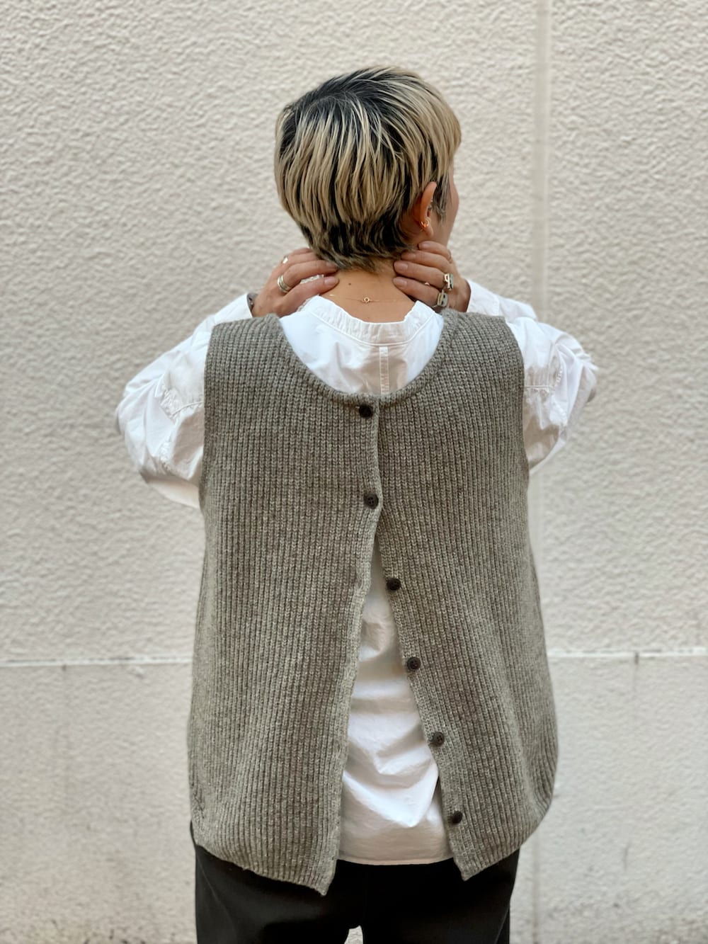 「スウェットパンツ、重ね着、ドレスシューズ、大人カジュアル、レザーシューズ、メンズライク、ニットベスト、シンプルコーデ、低身長、ラクチンコーデ」|「MANASTASHのMANASTASH/マナスタッシュ 裏毛タンブラー起毛スウェットパンツ(スウェットパンツ、グレー系)」を使った、yamaayuさん(レディース・151cm)の秋コーディネートの3枚目の写真