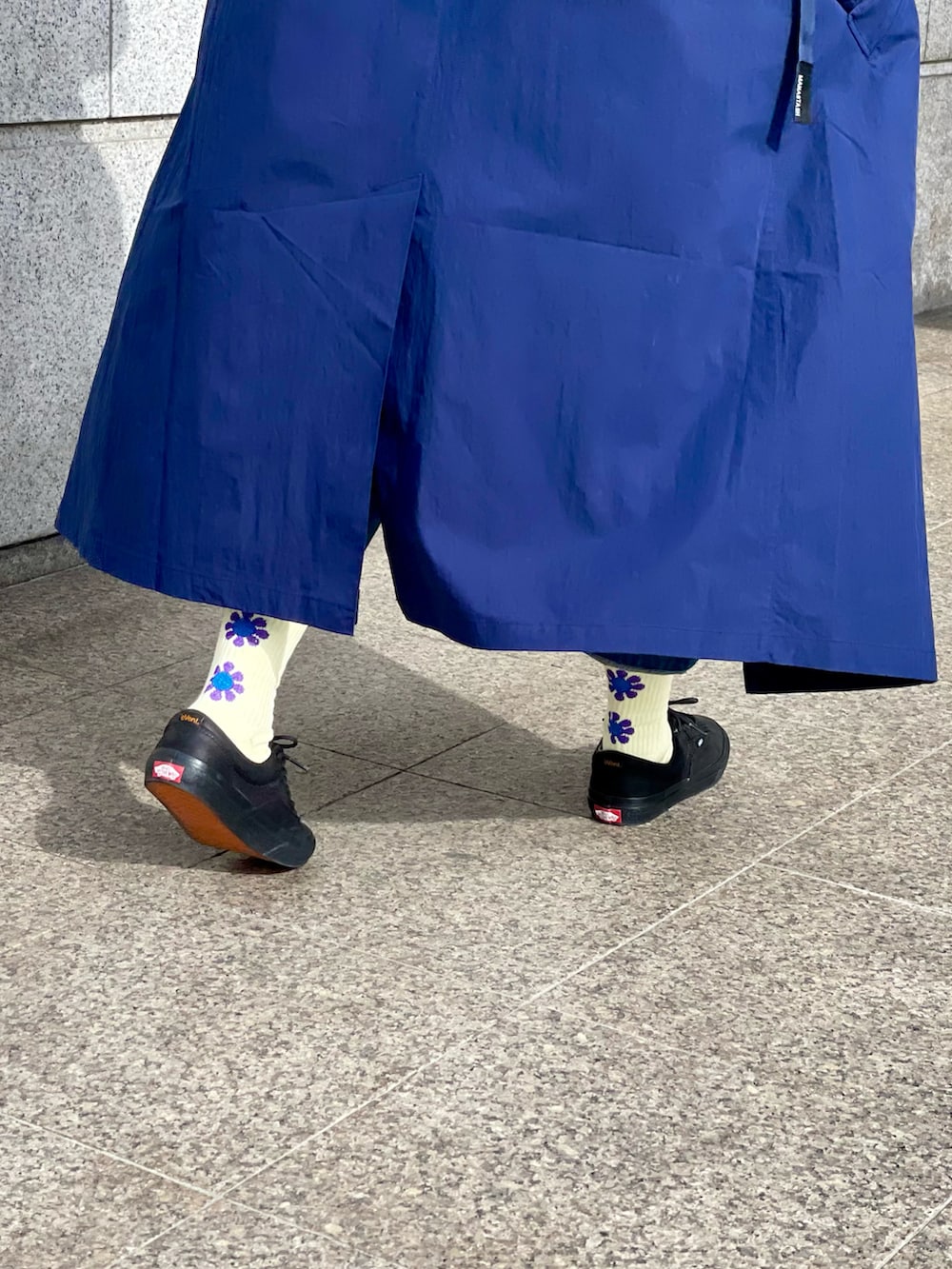「VANS、レイヤードスタイル、ロングコート、デニムパンツ、ネオンカラー、春アウター、ソックス、ミニバッグ、低身長コーデ、オトナカジュアル、デニム、ニット、オフィスカジュアル、スニーカーコーデ、ピンク」|「MANASTASHのMANASTASH/マナスタッシュ W's WORK FIELD COAT ウィメンズ ワークフィールドコート(ノーカラーコート、ブルー系)」を使った、yamaayuさん(レディース・151cm)の冬コーディネートの2枚目の写真