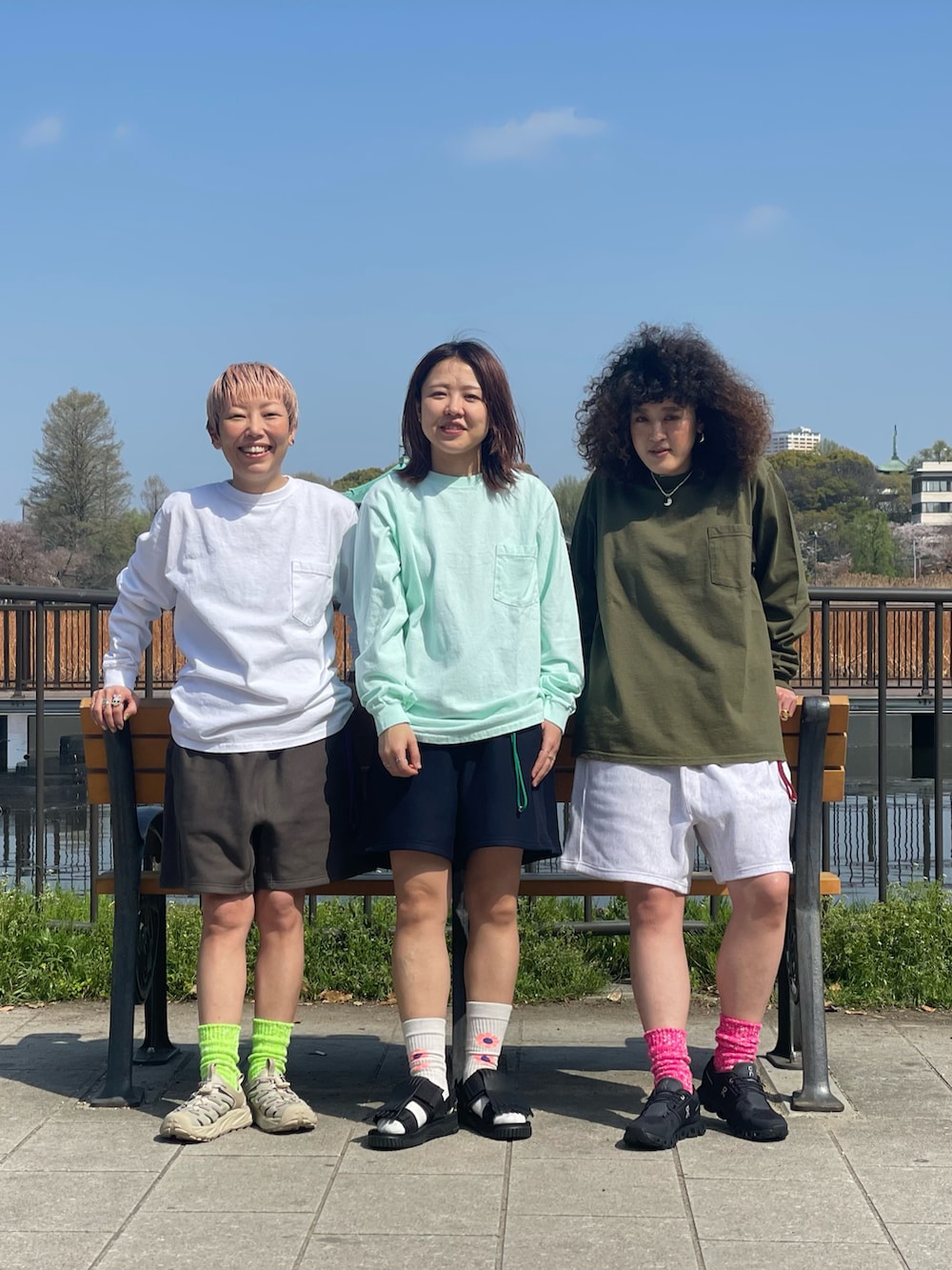 「シンプル、アウトドアスタイル、ロンT、メンズライク、キャンプ、休日コーデ、リラックススタイル、夏コーデ、スポーツサンダル、低身長女子」|「Goodwear(Since1983)のGOODWEAR/グッドウエア L/S POCKET TEE ロングスリーブポケットTシャツ(Tシャツ/カットソー、ホワイト系)」を使った、yamaayuさん(レディース・151cm)の春コーディネートの2枚目の写真