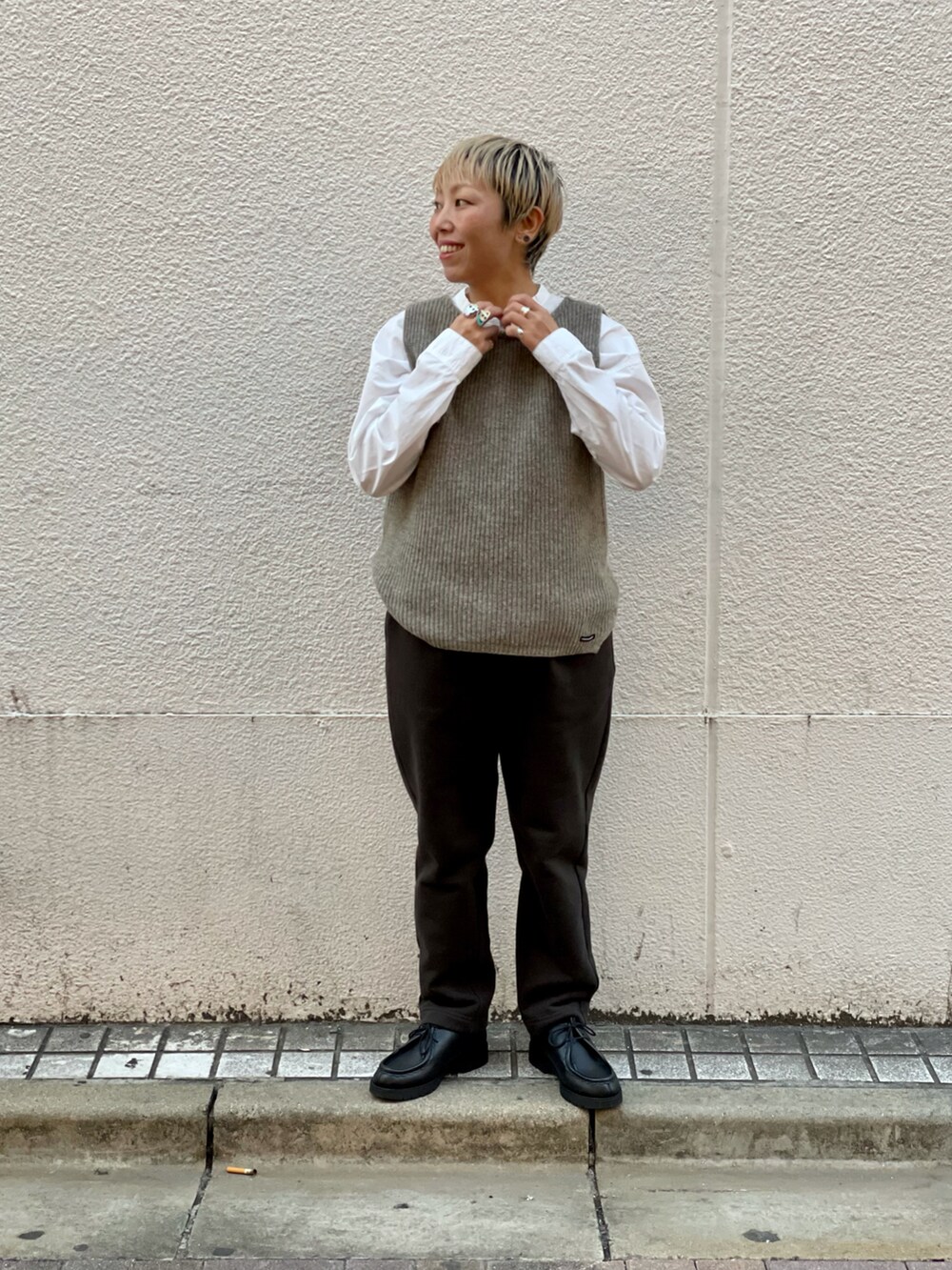 「スウェットパンツ、重ね着、ドレスシューズ、大人カジュアル、レザーシューズ、メンズライク、ニットベスト、シンプルコーデ、低身長、ラクチンコーデ」|「MANASTASHのMANASTASH/マナスタッシュ 裏毛タンブラー起毛スウェットパンツ(スウェットパンツ、グレー系)」を使った、yamaayuさん(レディース・151cm)の秋コーディネートの2枚目の写真