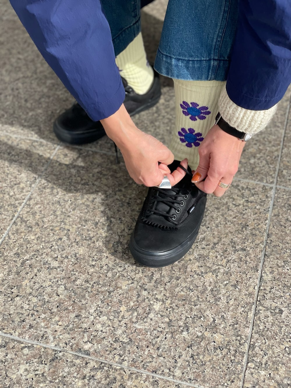 「VANS、レイヤードスタイル、ロングコート、デニムパンツ、ネオンカラー、春アウター、ソックス、ミニバッグ、低身長コーデ、オトナカジュアル、デニム、ニット、オフィスカジュアル、スニーカーコーデ、ピンク」|「MANASTASHのMANASTASH/マナスタッシュ W's WORK FIELD COAT ウィメンズ ワークフィールドコート(ノーカラーコート、ブルー系)」を使った、yamaayuさん(レディース・151cm)の冬コーディネートの3枚目の写真