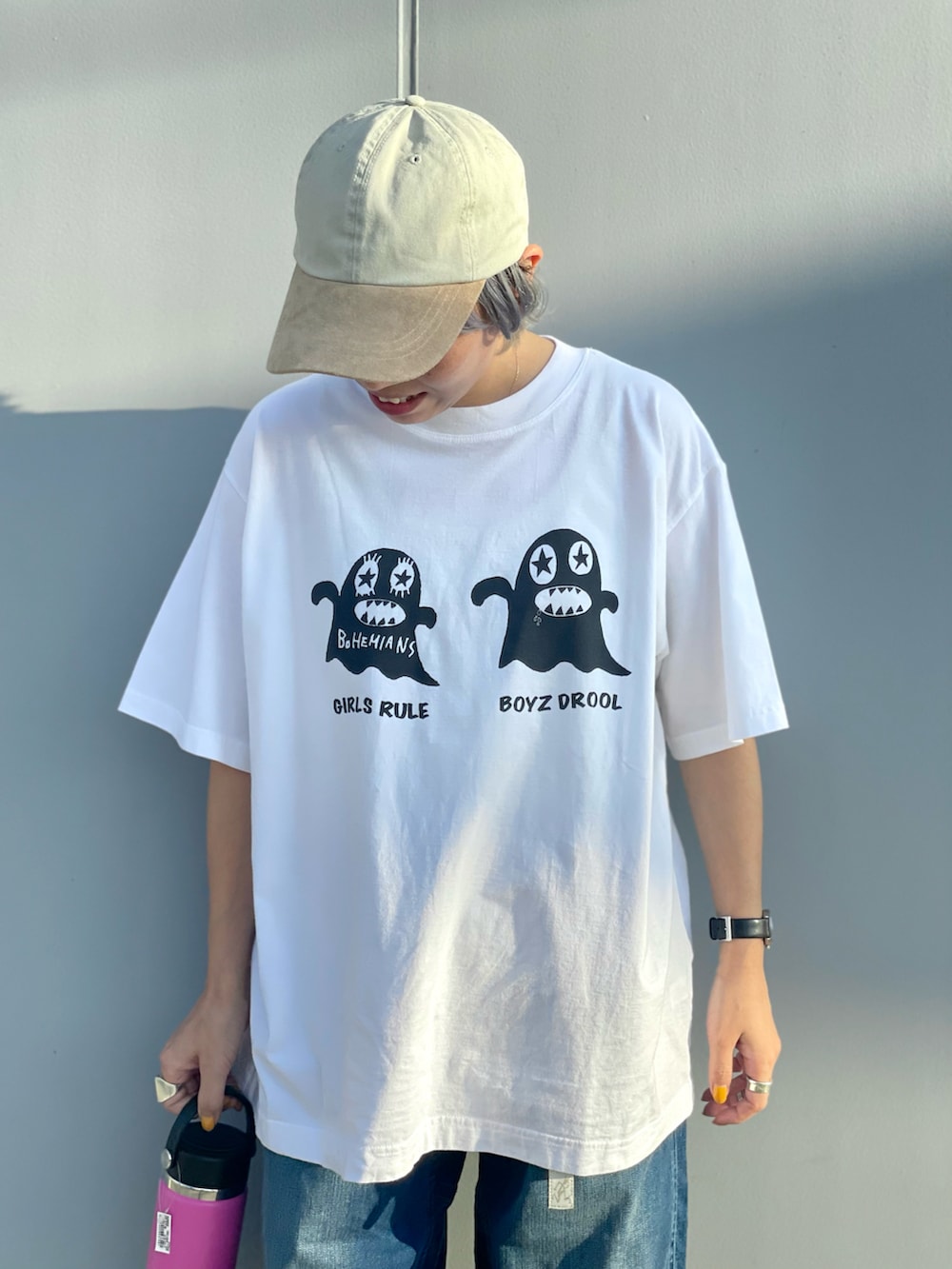 「デニム、アメカジ、キャップ、メンズライク、バギーパンツ、低身長、白Tシャツ、ラクチンコーデ、ワイドデニム、真夏のアクティブスタイル、グラミチ、夏フェス、キャンプ、カジュアル、黒スニーカー」｜「BOHEMIANSのBOHEMIANS/ボヘミアンズ　DOUBLE BOGEY LOOSE TEE 　ダブルボギールーズＴシャツ（Tシャツ/カットソー、ホワイト系）」を使った、yamaayuさん（レディース・151cm）の夏コーディネートの5枚目の写真