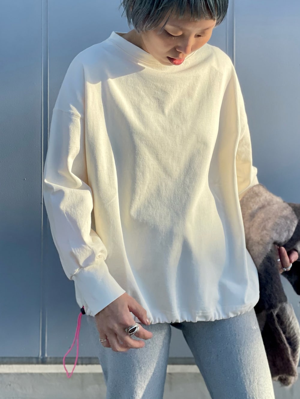「スウェットパンツ、カーディガン、チェック柄、休日コーデ、厚底シューズ、フレアパンツ、ミニバッグ、秋服、低身長、ゆるコーデ」｜「MASTER&CoのMASTER & CO./マスターアンドコー GOAT DRAWSTRING BAG 巾着バッグ（ショルダーバッグ、ブラック系）」を使った、yamaayuさん（レディース・151cm）の秋コーディネートの4枚目の写真
