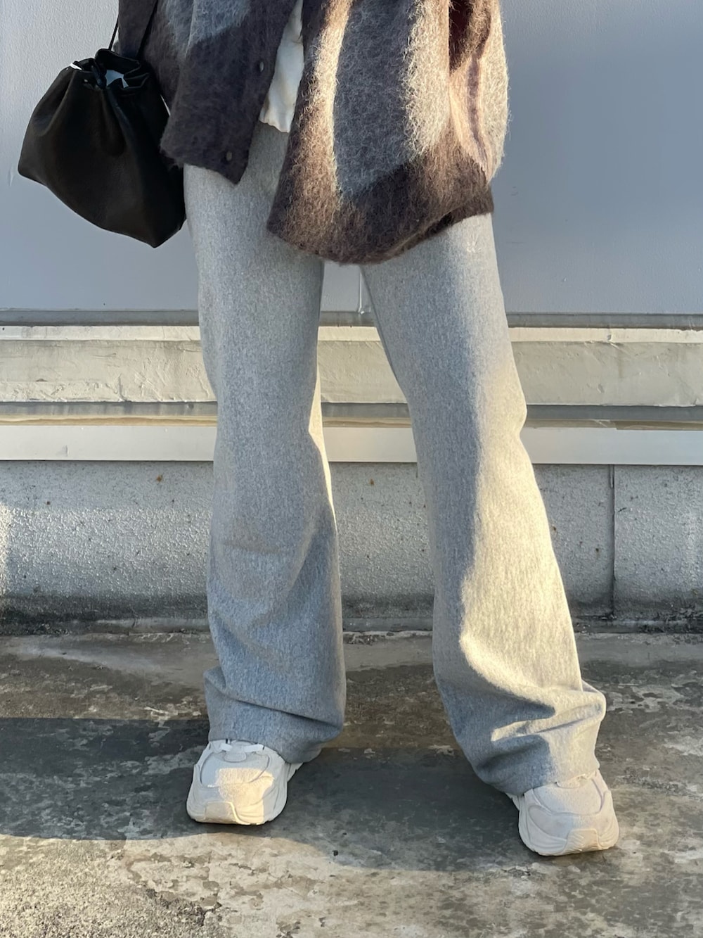 「スウェットパンツ、カーディガン、チェック柄、休日コーデ、厚底シューズ、フレアパンツ、ミニバッグ、秋服、低身長、ゆるコーデ」｜「MASTER&CoのMASTER & CO./マスターアンドコー GOAT DRAWSTRING BAG 巾着バッグ（ショルダーバッグ、ブラック系）」を使った、yamaayuさん（レディース・151cm）の秋コーディネートの3枚目の写真