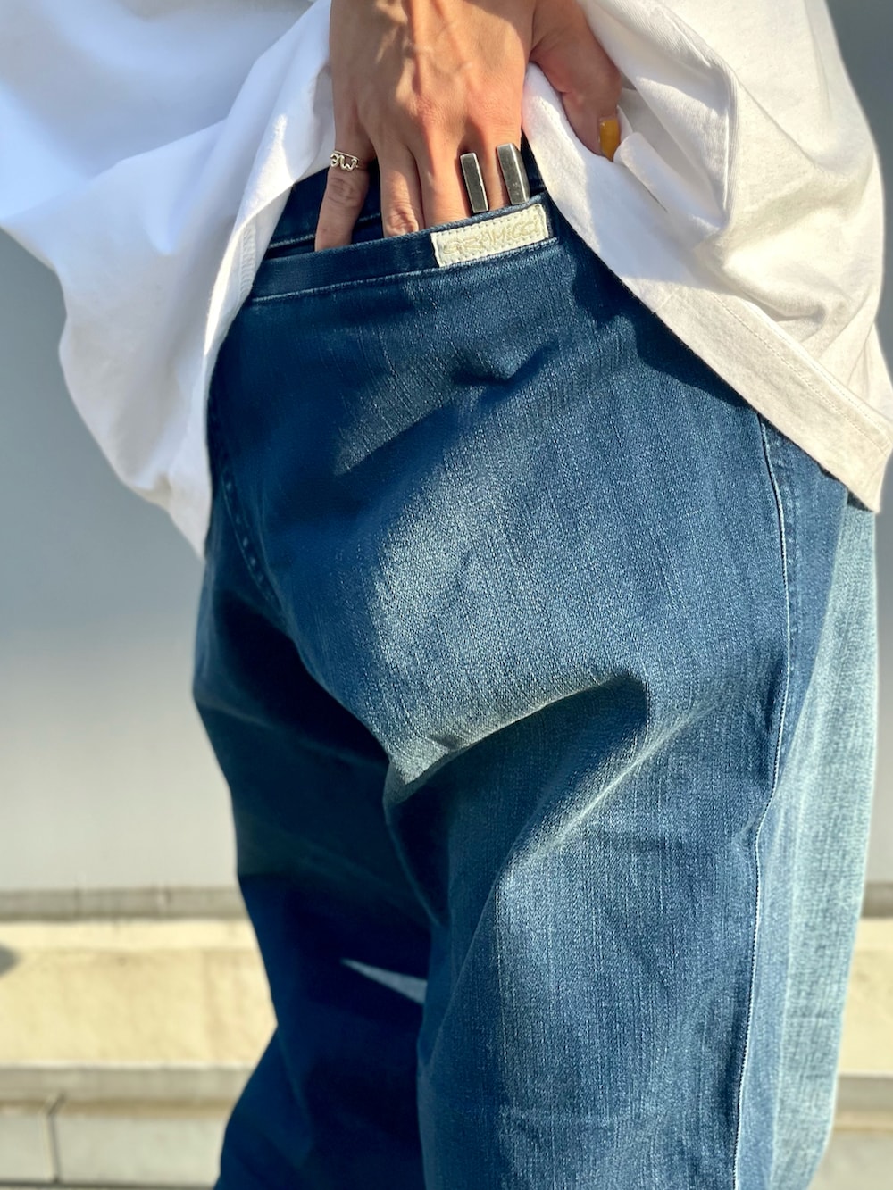 「デニム、アメカジ、キャップ、メンズライク、バギーパンツ、低身長、白Tシャツ、ラクチンコーデ、ワイドデニム、真夏のアクティブスタイル、グラミチ、夏フェス、キャンプ、カジュアル、黒スニーカー」｜「BOHEMIANSのBOHEMIANS/ボヘミアンズ　DOUBLE BOGEY LOOSE TEE 　ダブルボギールーズＴシャツ（Tシャツ/カットソー、ホワイト系）」を使った、yamaayuさん（レディース・151cm）の夏コーディネートの3枚目の写真