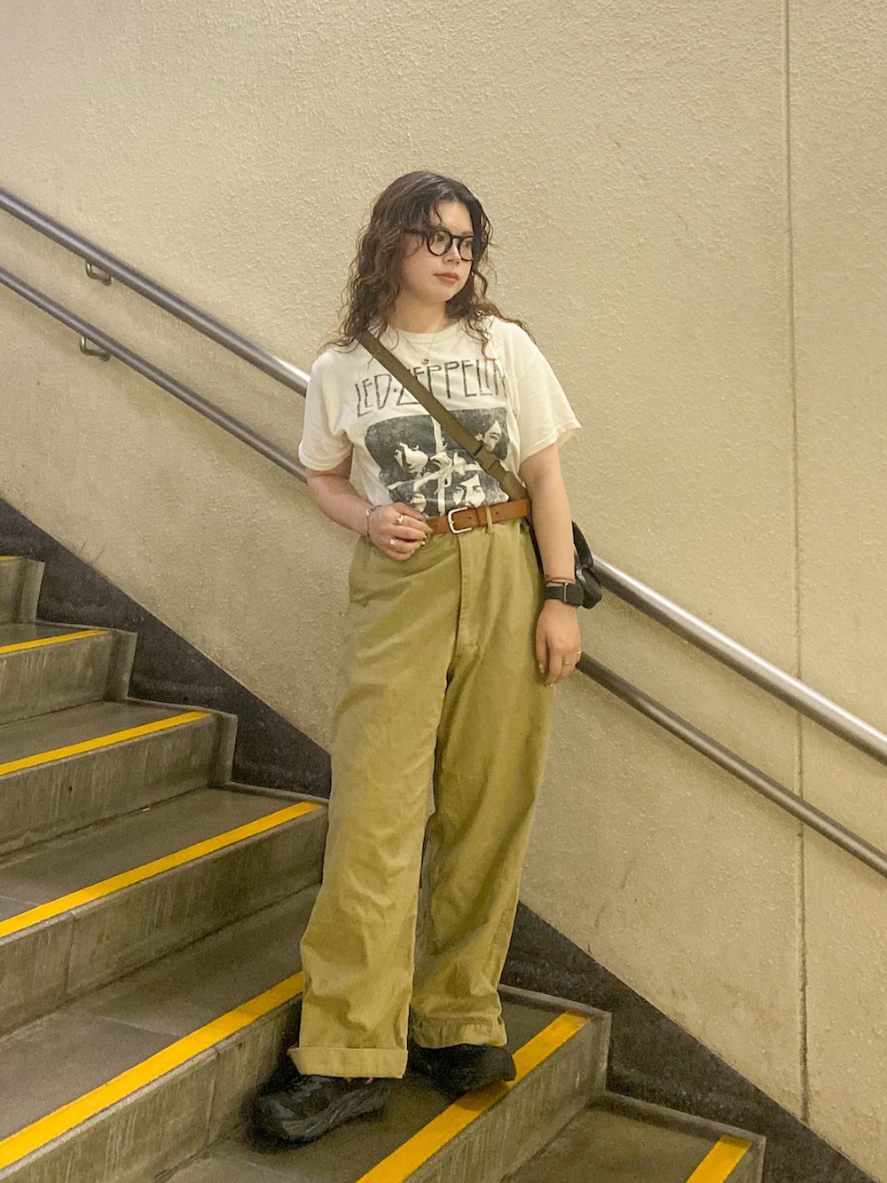 ベージュ系のその他パンツ、ブラック系のショルダーバッグ、ベージュ系のTシャツ/カットソーを着用したレディースの夏コーディネートの2枚目の写真