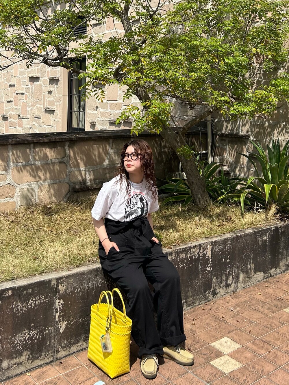 ブラック系のつなぎ/オールインワン、ベージュ系のモカシン/デッキシューズ、イエロー系のかごバッグを着用したレディースの春コーディネートの2枚目の写真