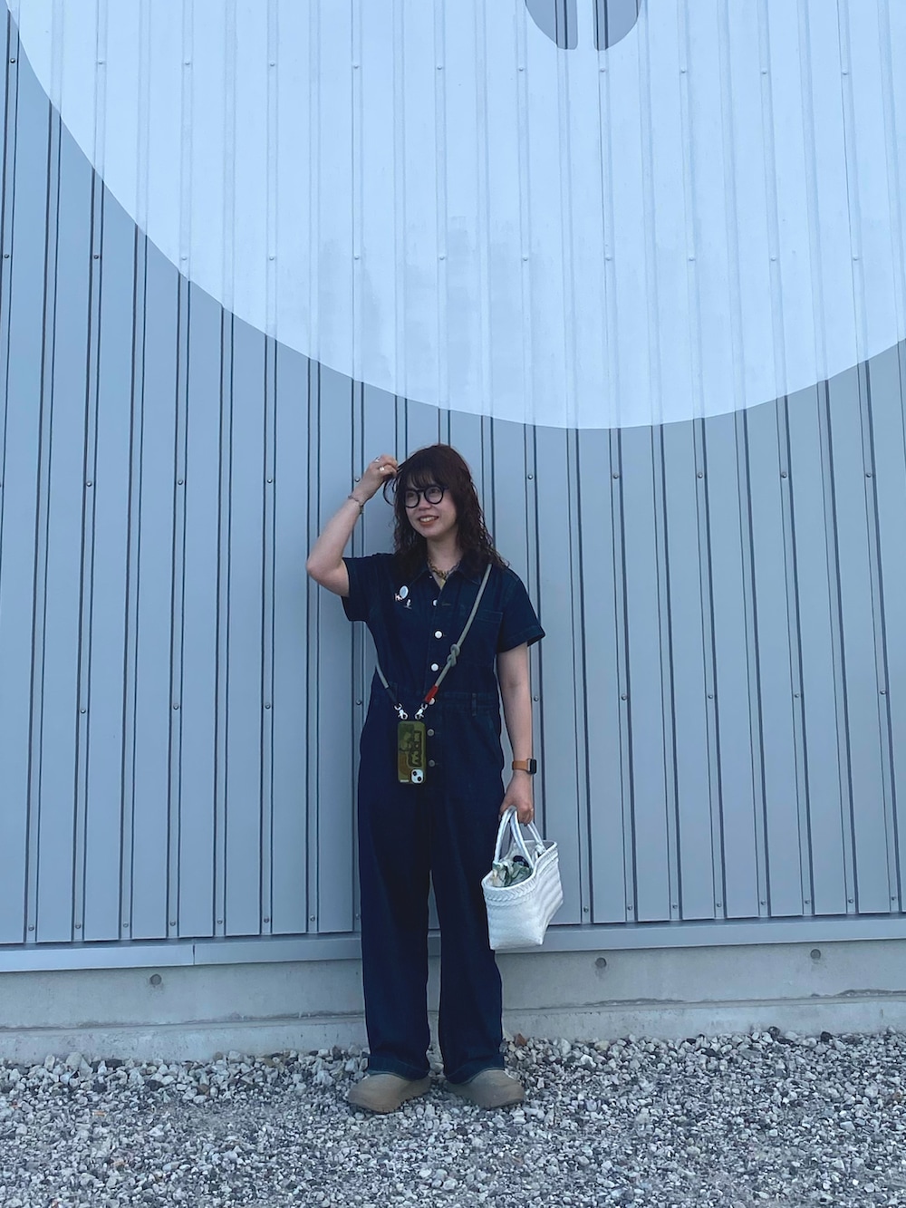 ベージュ系のスニーカー、ブルー系のつなぎ/オールインワンを着用したレディースの秋コーディネートの2枚目の写真