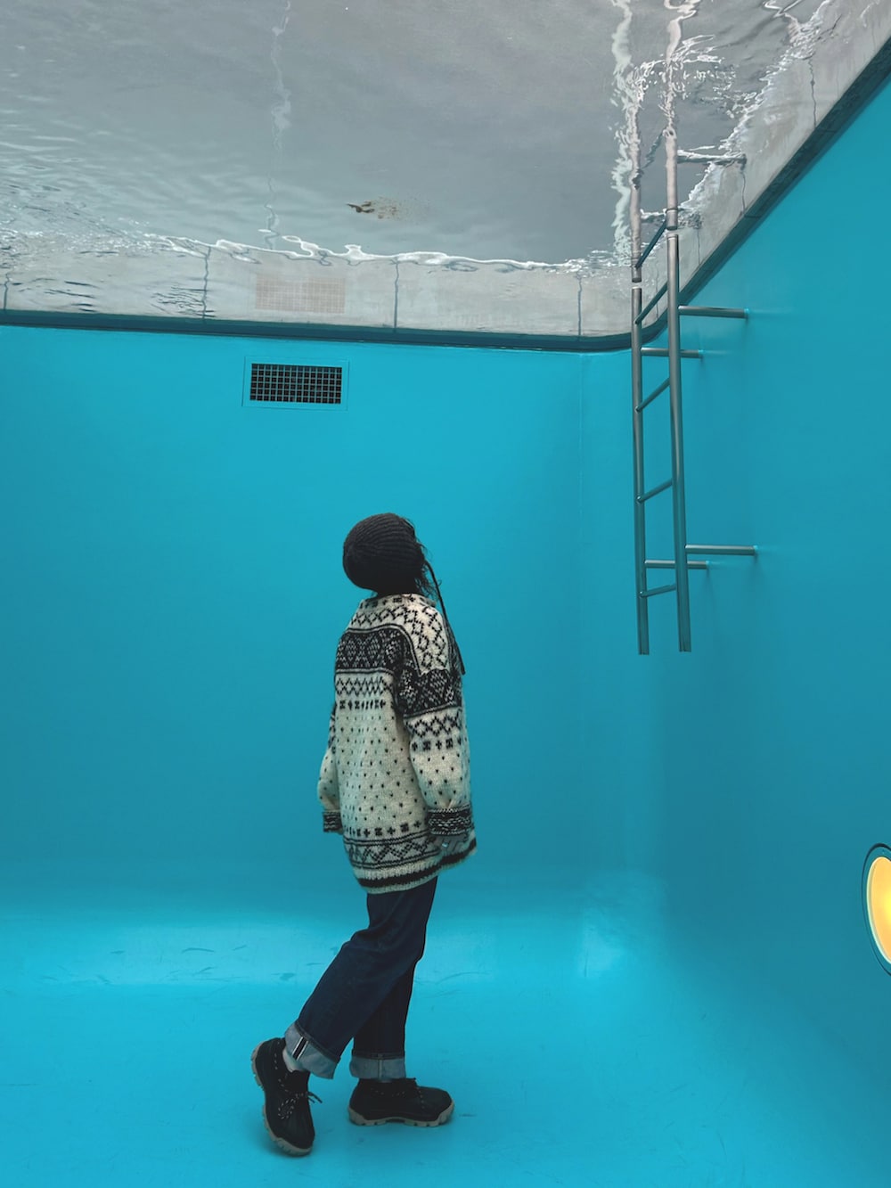 ブラック系のブーツ、ブラック系のブーツ、ブルー系のデニムパンツを着用したレディースの冬コーディネートの2枚目の写真