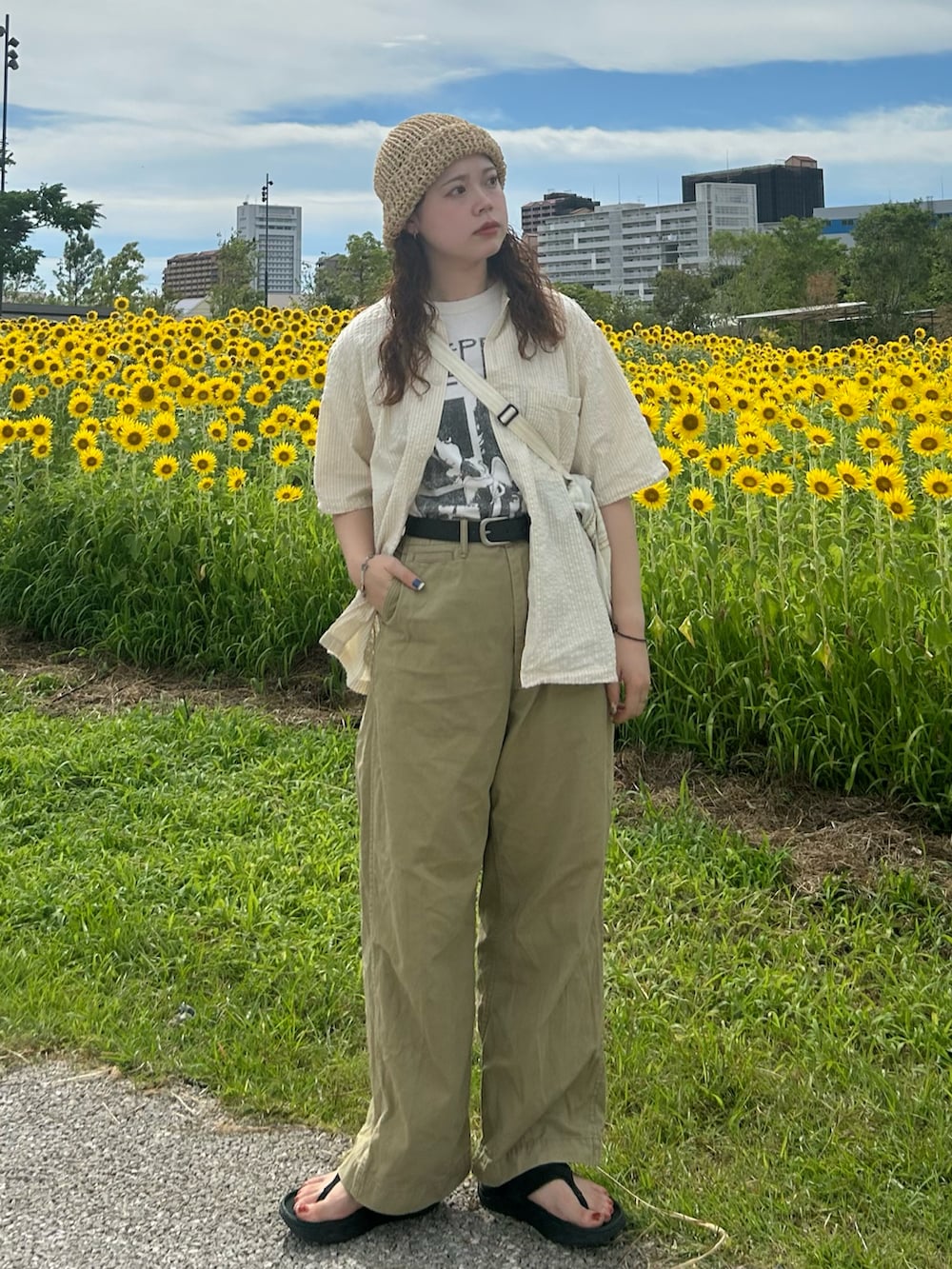 ベージュ系のTシャツ/カットソー、ベージュ系のシャツ/ブラウス、ベージュ系のその他パンツを着用したレディースの夏コーディネートの3枚目の写真