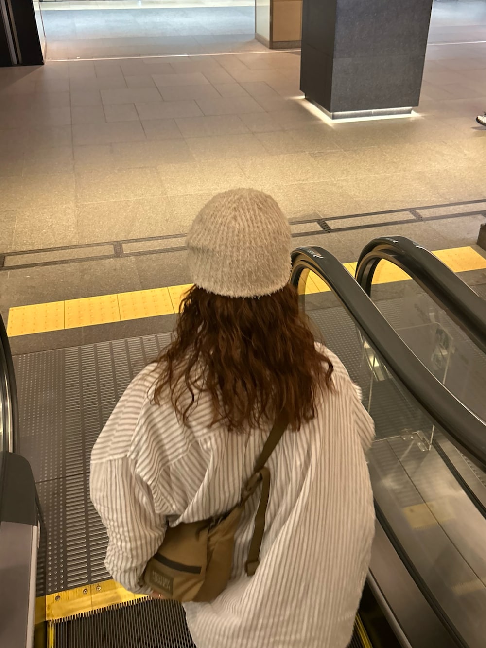 ホワイト系のシャツ/ブラウス、ブラック系のショルダーバッグ、ブラック系のその他パンツを着用したレディースの夏コーディネートの2枚目の写真