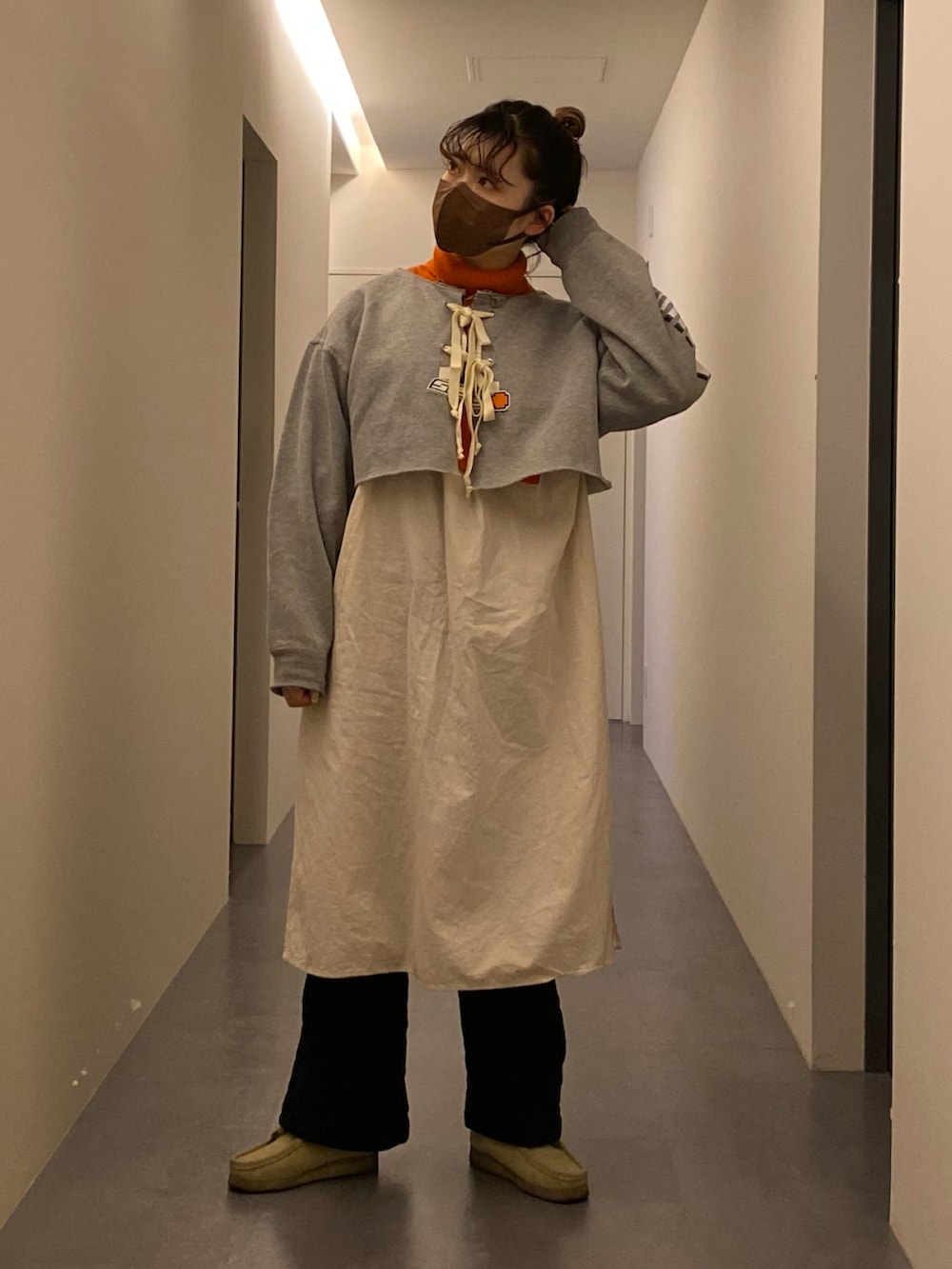 ブラック系のその他パンツ、ベージュ系のモカシン/デッキシューズ、ホワイト系のトートバッグを着用したレディースの冬コーディネートの2枚目の写真