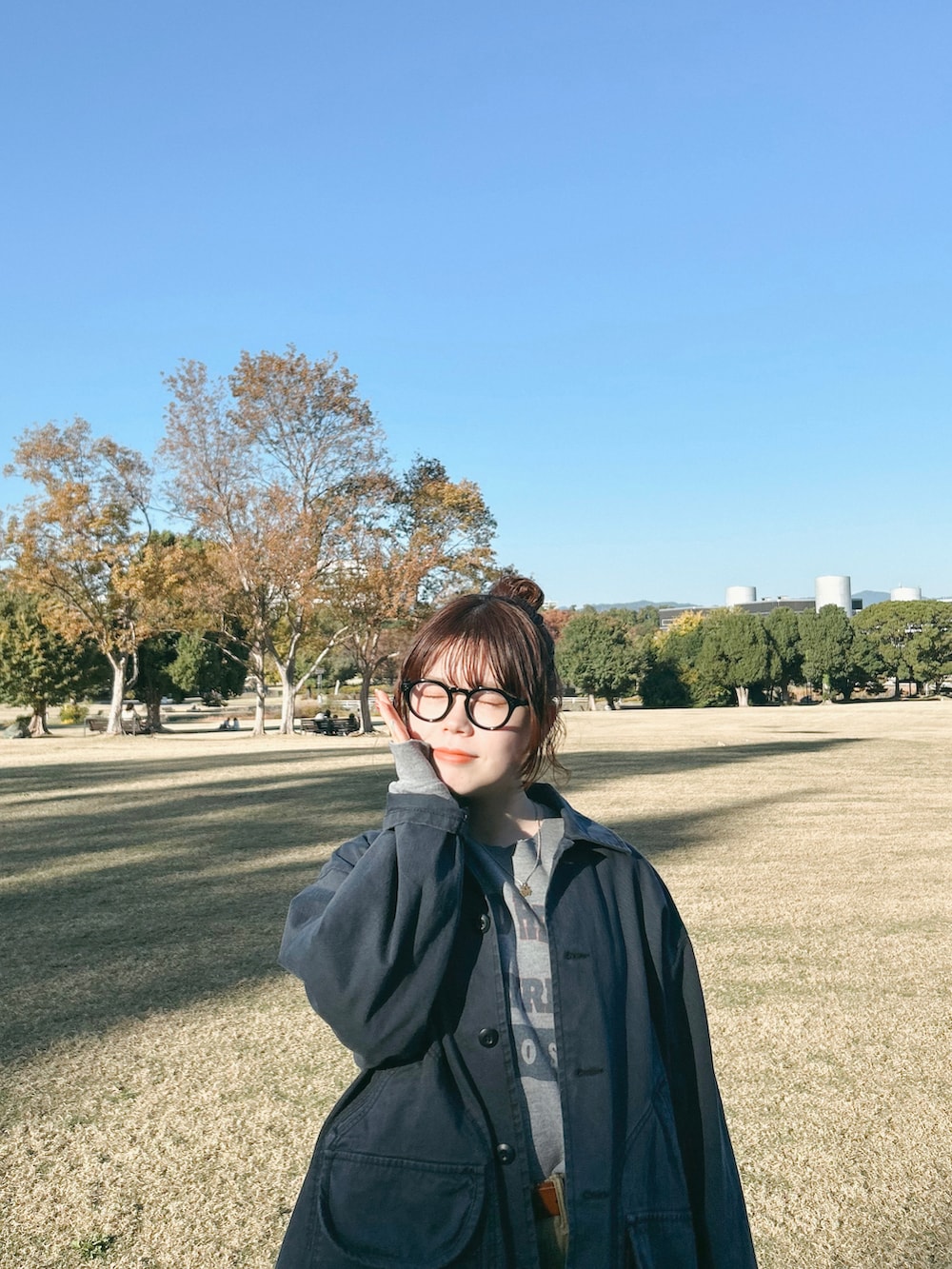 ベージュ系のその他パンツ、ブルー系のブルゾン、ブラウン系のスニーカーを着用したレディースの秋コーディネートの4枚目の写真