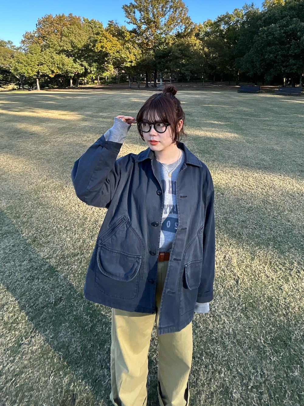 ベージュ系のその他パンツ、ブルー系のブルゾン、ブラウン系のスニーカーを着用したレディースの秋コーディネートの2枚目の写真