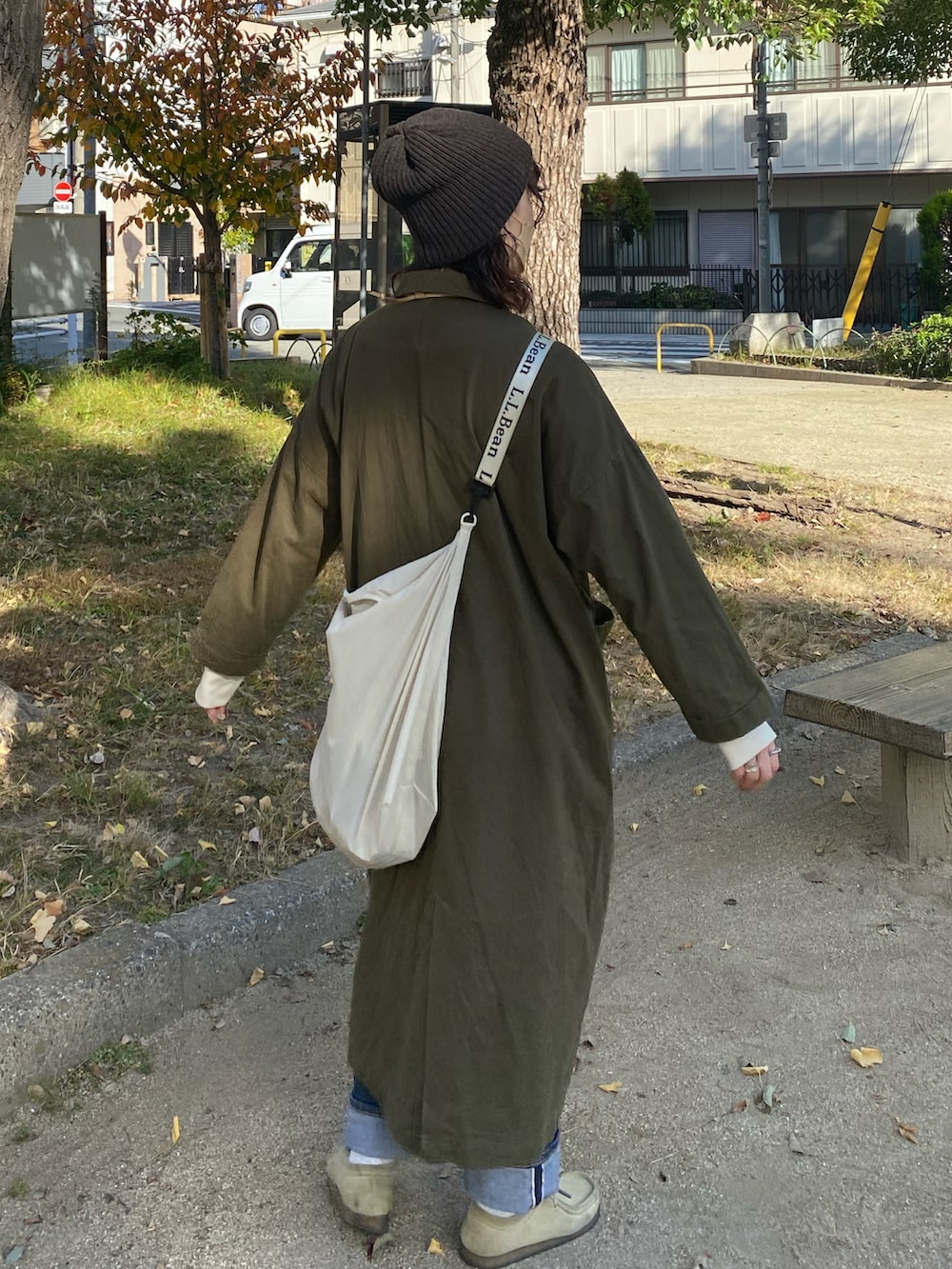 ベージュ系のモカシン/デッキシューズ、グリーン系のその他アウター、ブラウン系のニットキャップ/ビーニーを着用したレディースの秋コーディネートの3枚目の写真